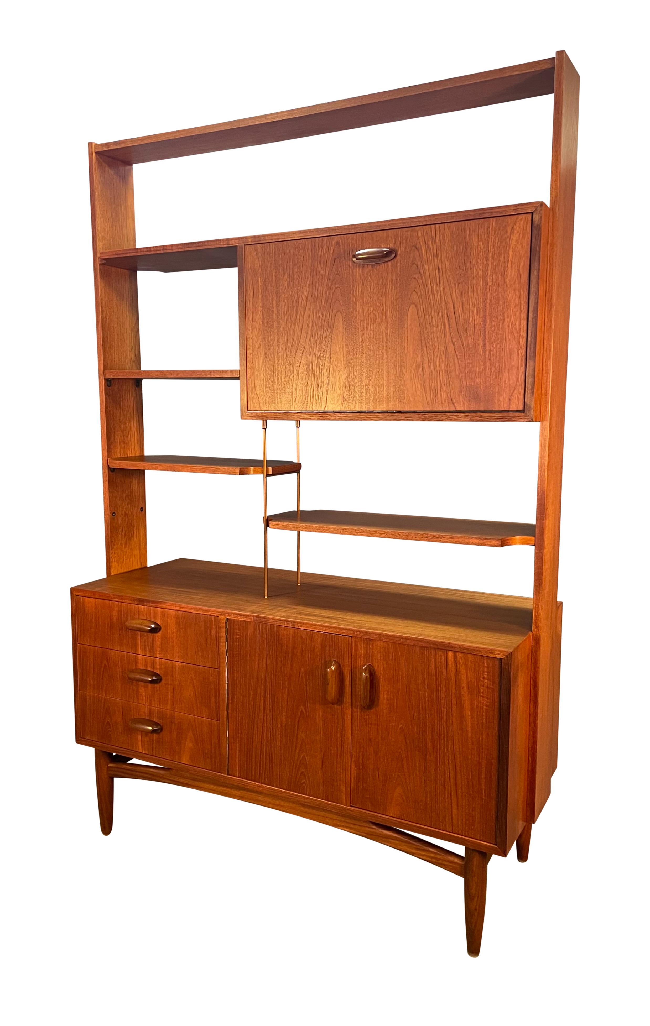 Vintage British Mid-Century Modern Teak Hutch Bookcase by G Plan In Good Condition In San Marcos, CA