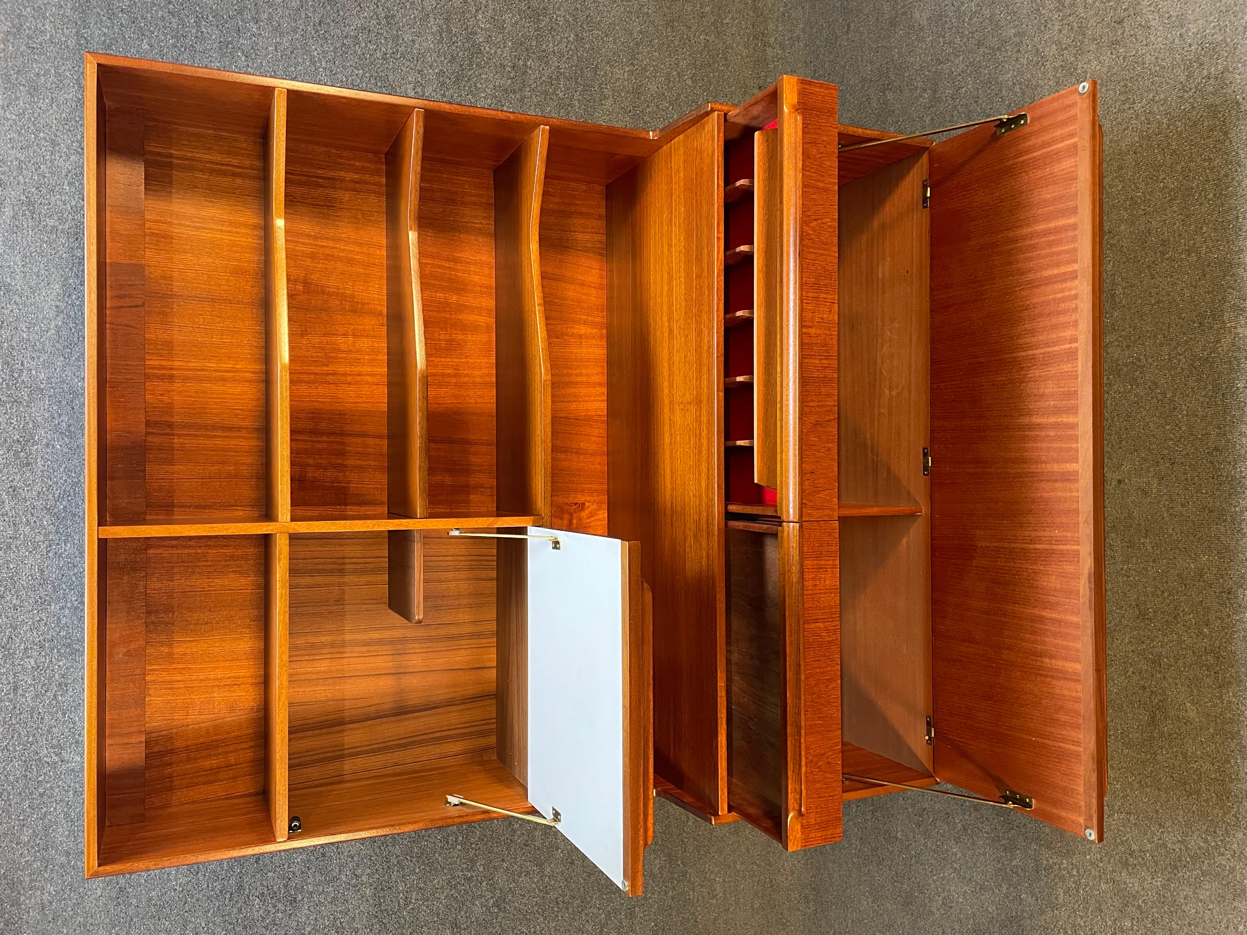 Britischer Teakholz-Hutschrank aus der Mitte des Jahrhunderts von A.H McIntosh Ltd (Moderne der Mitte des Jahrhunderts) im Angebot