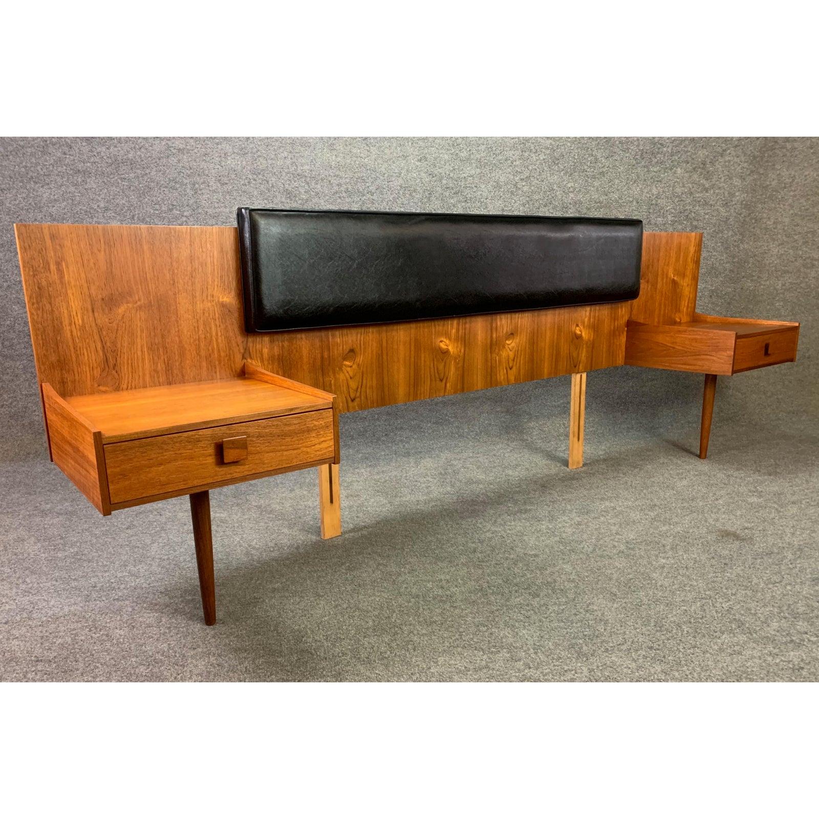 Here is a beautiful British Mid-Century Modern headboard and its pair of floating nightstands in teak designed by Ib Kofod Larsen for the Danish Design collection of G Plan manufactured in UK in the 1960's.
This special piece, recently imported