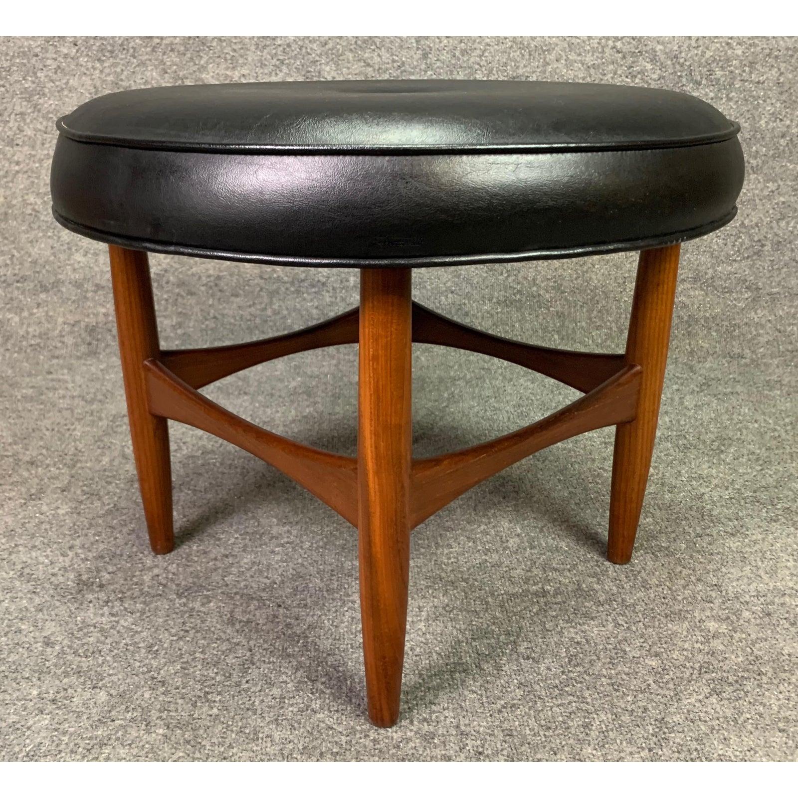 Here is a beautiful British modern footstool in teak wood designed by Kofod Larsen for the Danish design collection of G Plan manufactured in England in the 1960s.
This lovely ottoman, recently imported from UK to California, features a solid