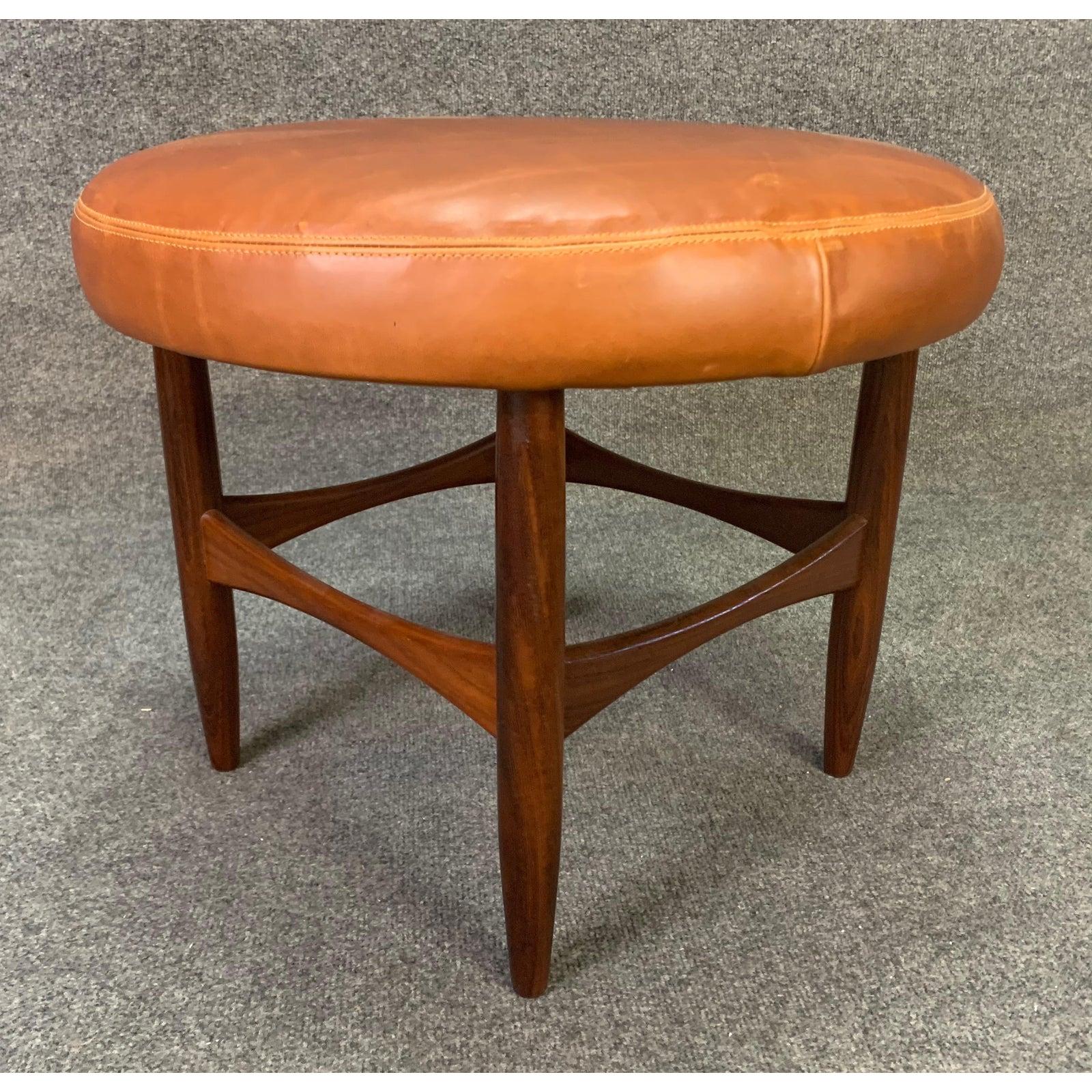 Vintage British Midcentury Teak & Leather Ottoman by Kofod Larsen for G Plan In Good Condition In San Marcos, CA