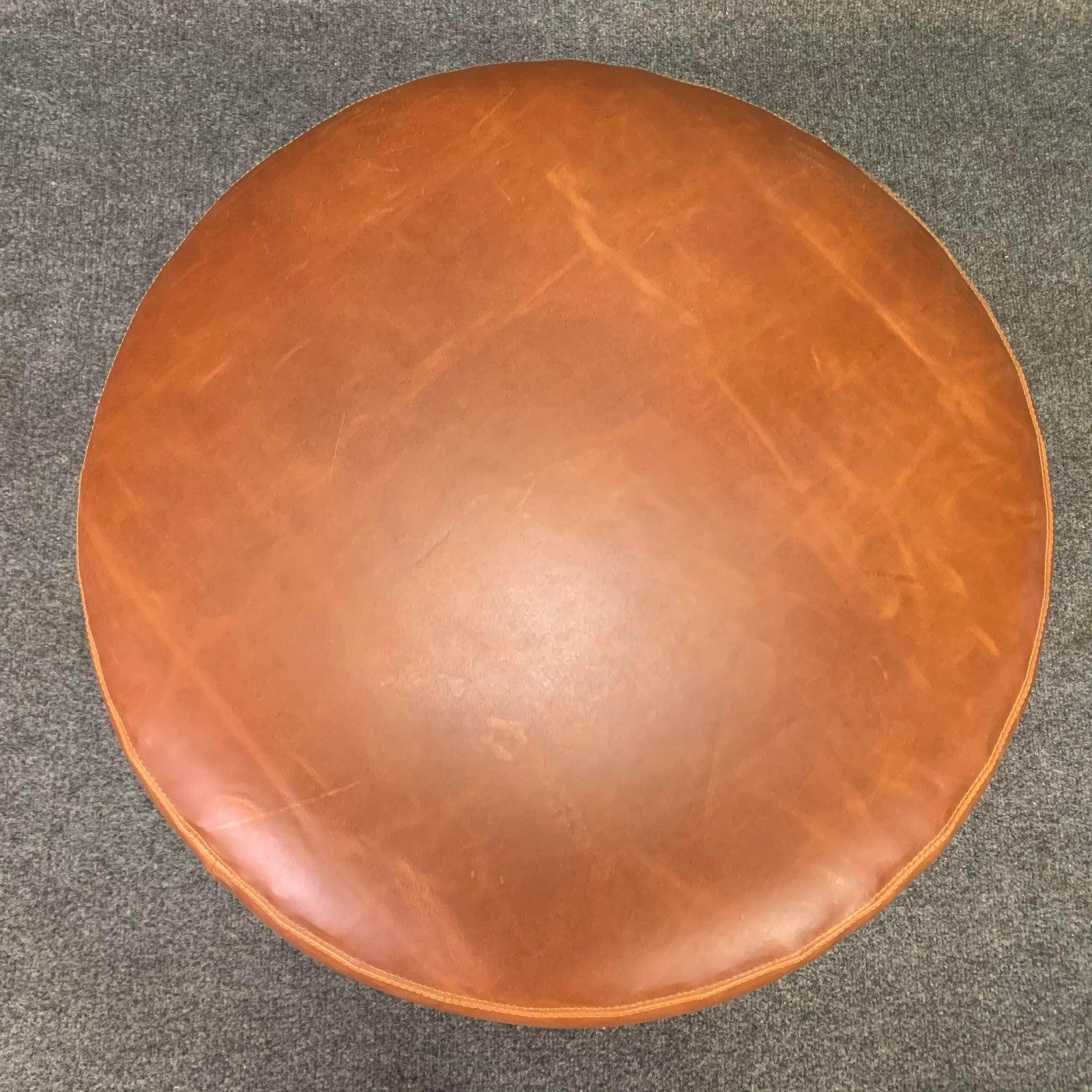 Here is a beautiful British modern footstool in teak wood designed by Kofod Larsen for the Danish design collection of G Plan manufactured in England in the 1960s.
This lovely ottoman, recently imported from UK to California, features a solid and