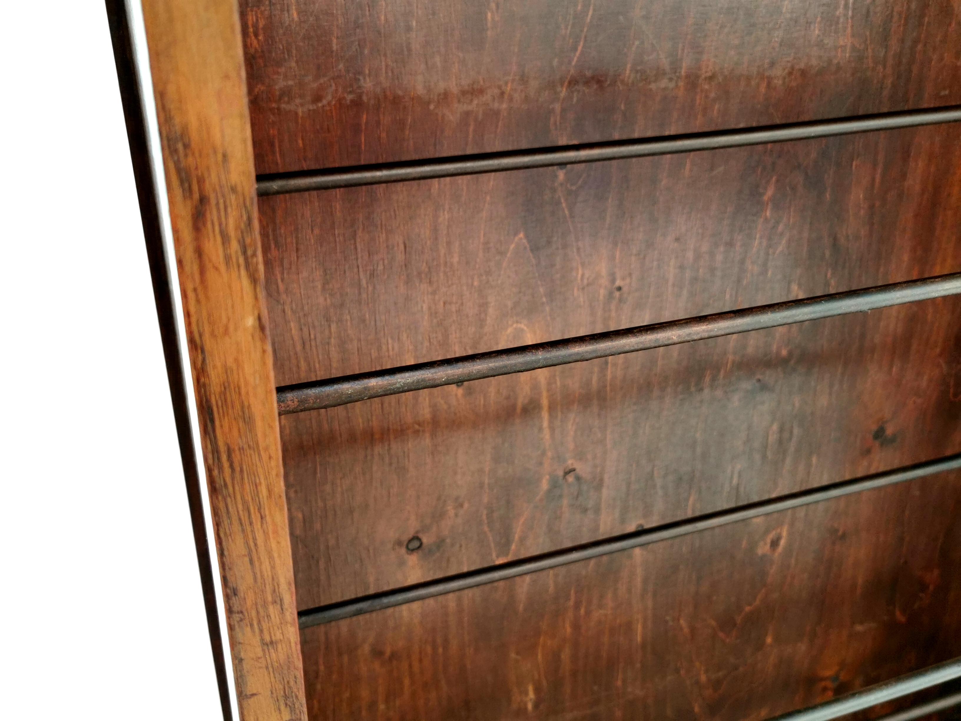 Shoe rack cupboard

An early 20th century oak shoe rack cupboard with internal metal supporting rails.

Scarcely found item.

Dimensions (cm):? ?

91 H x 77 W x 33 D

Condition:?

In very good antique condition, some signs of use as