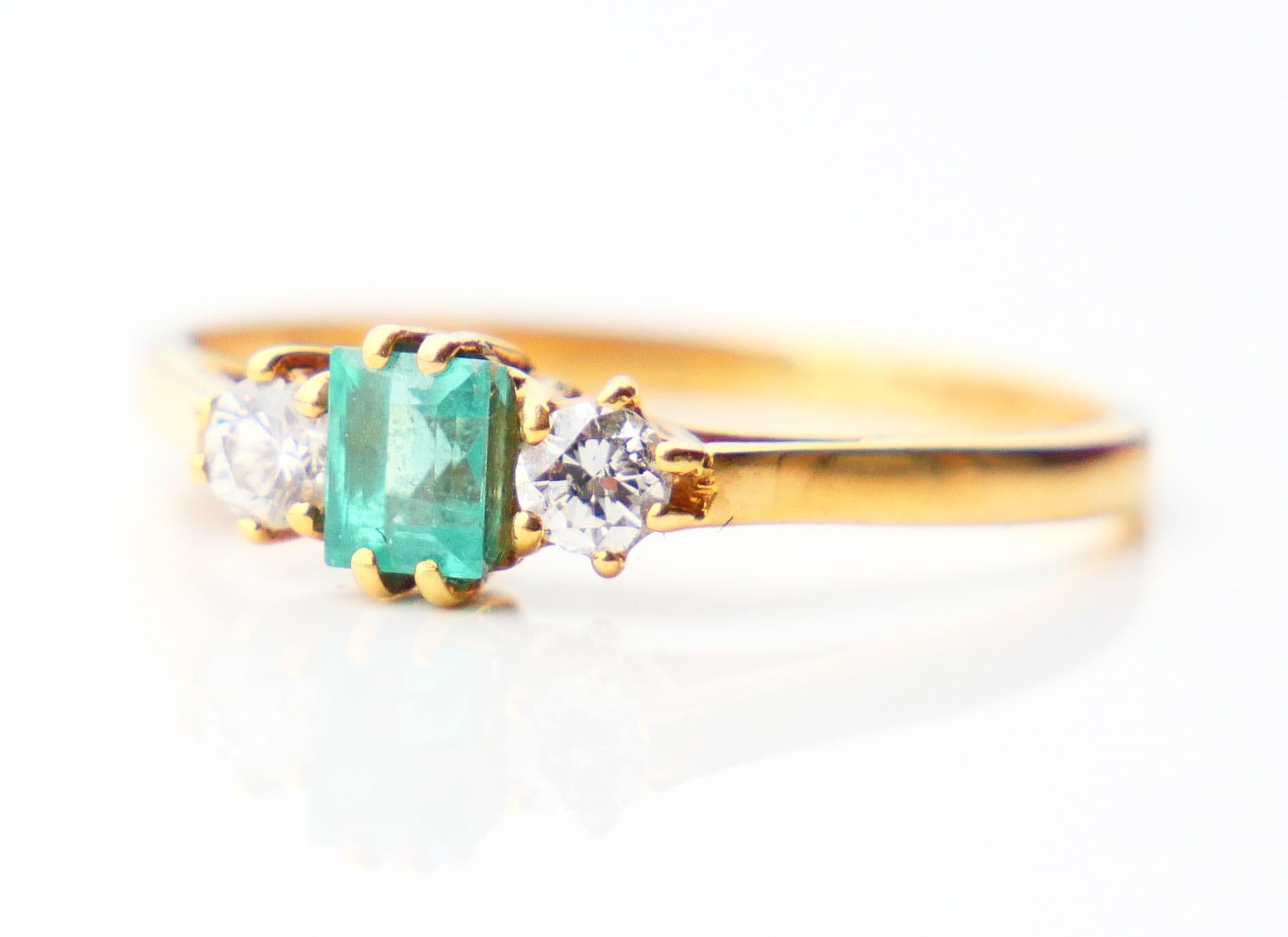 Rétro Vintage British Ring Emerald Diamond solid 18K Gold Ø 7.5US/ 2.1g en vente