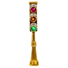 Broche Vintage British Traffic Control Light Brooch with vivid color Signal Indicators (Broche sur les feux de signalisation britanniques avec indicateurs de signaux en couleurs vives)