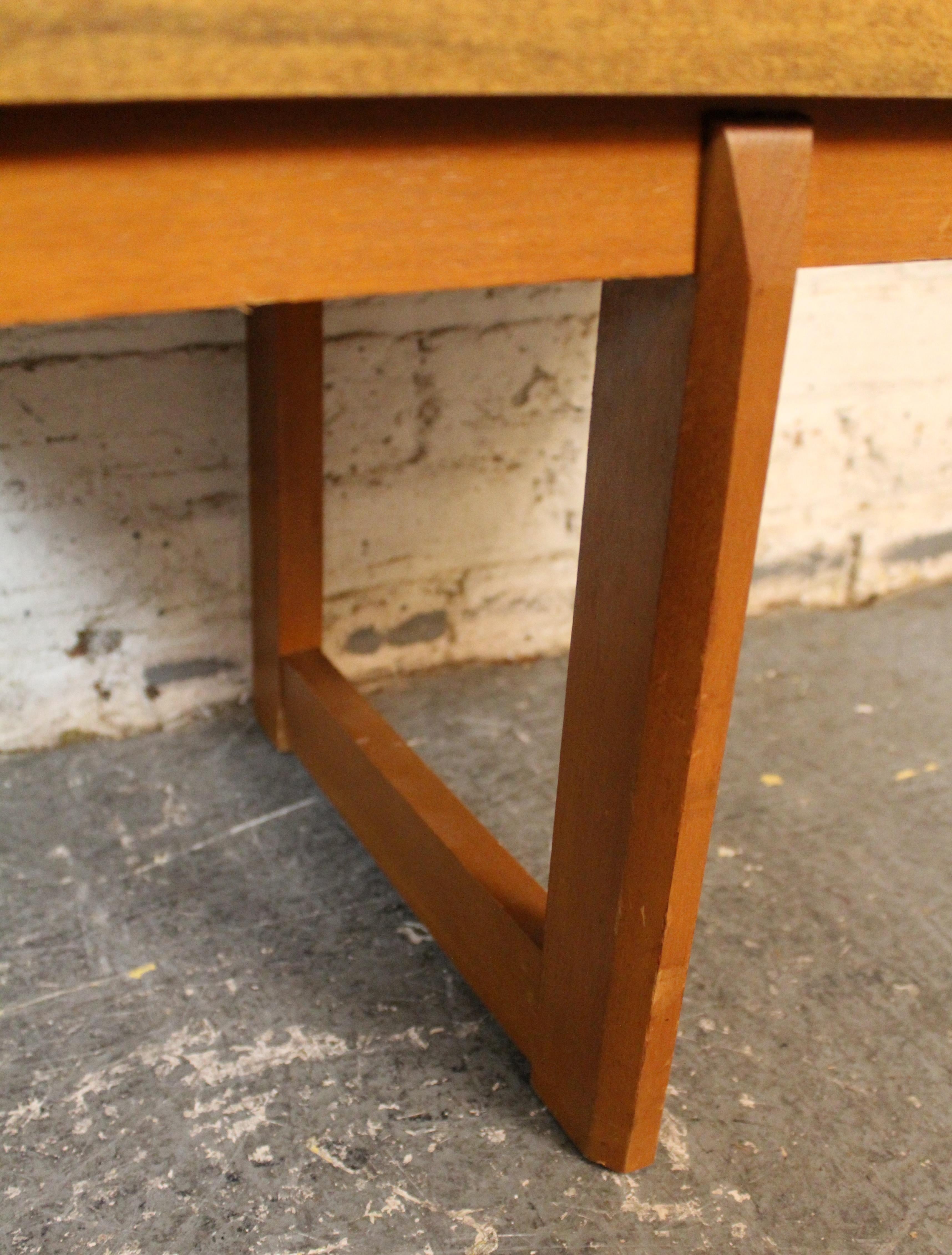 Vintage British Holzmaserung Laminat Schreibtisch im Angebot 6