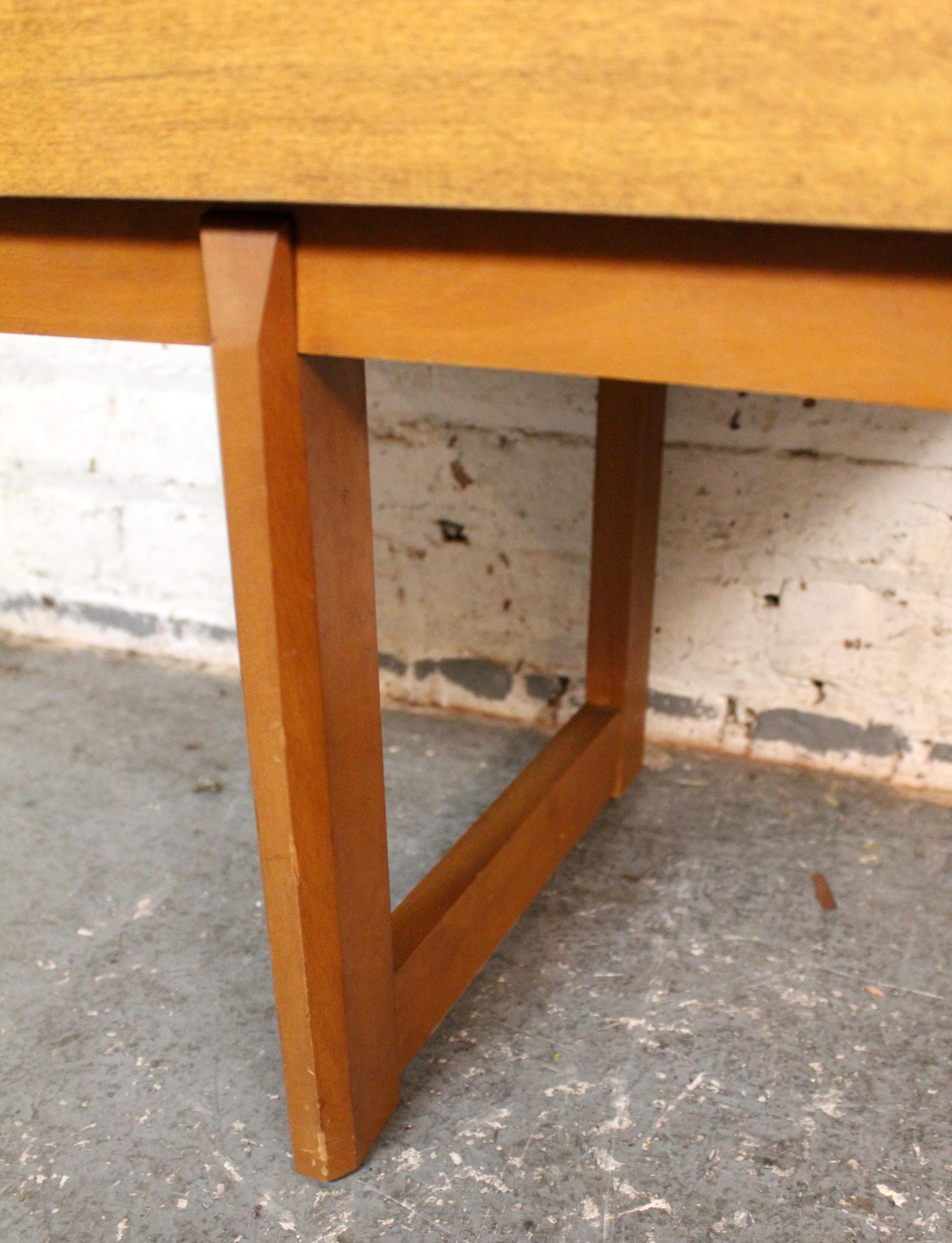 Vintage British Holzmaserung Laminat Schreibtisch im Angebot 7