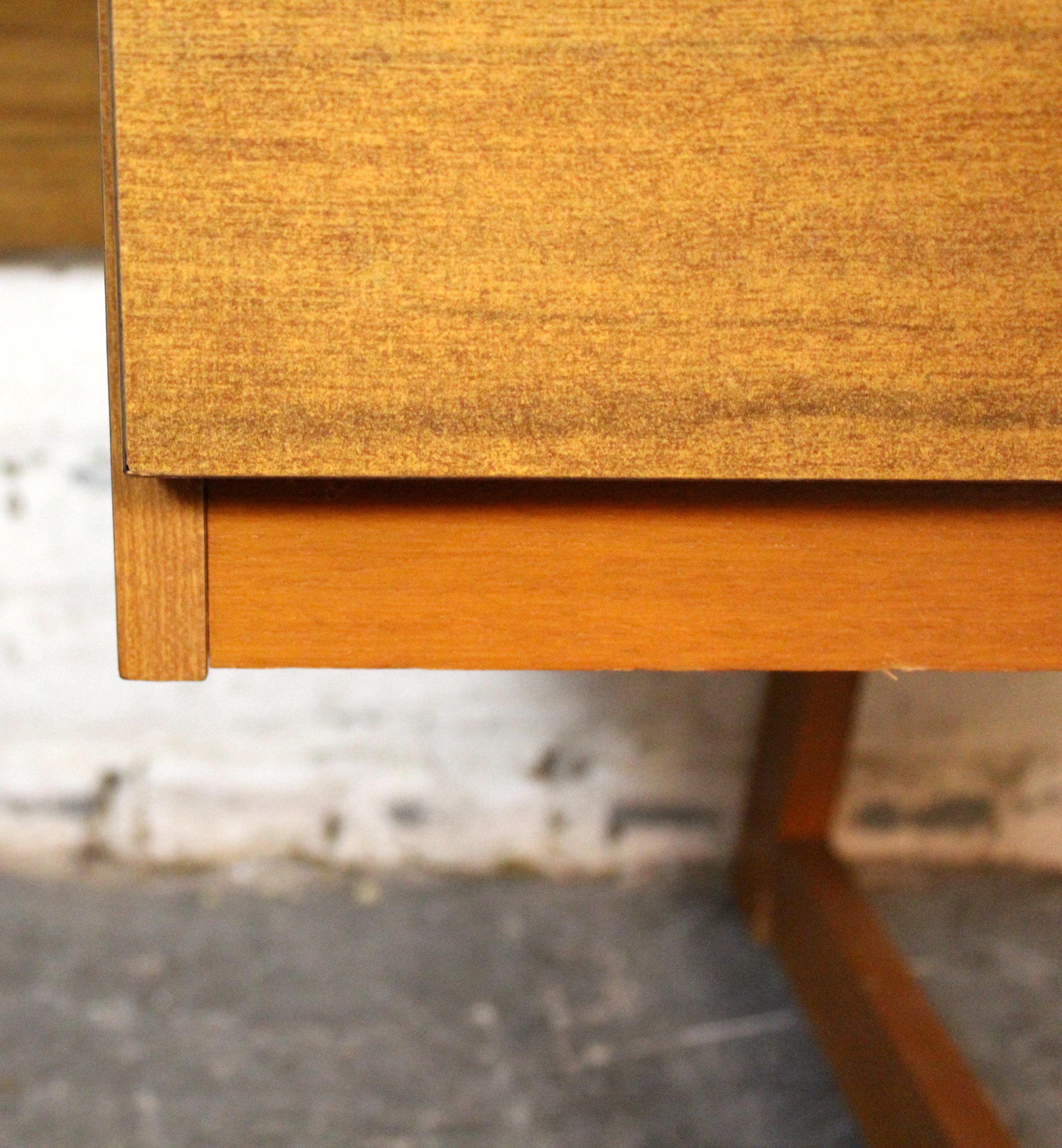 Vintage British Holzmaserung Laminat Schreibtisch im Angebot 8