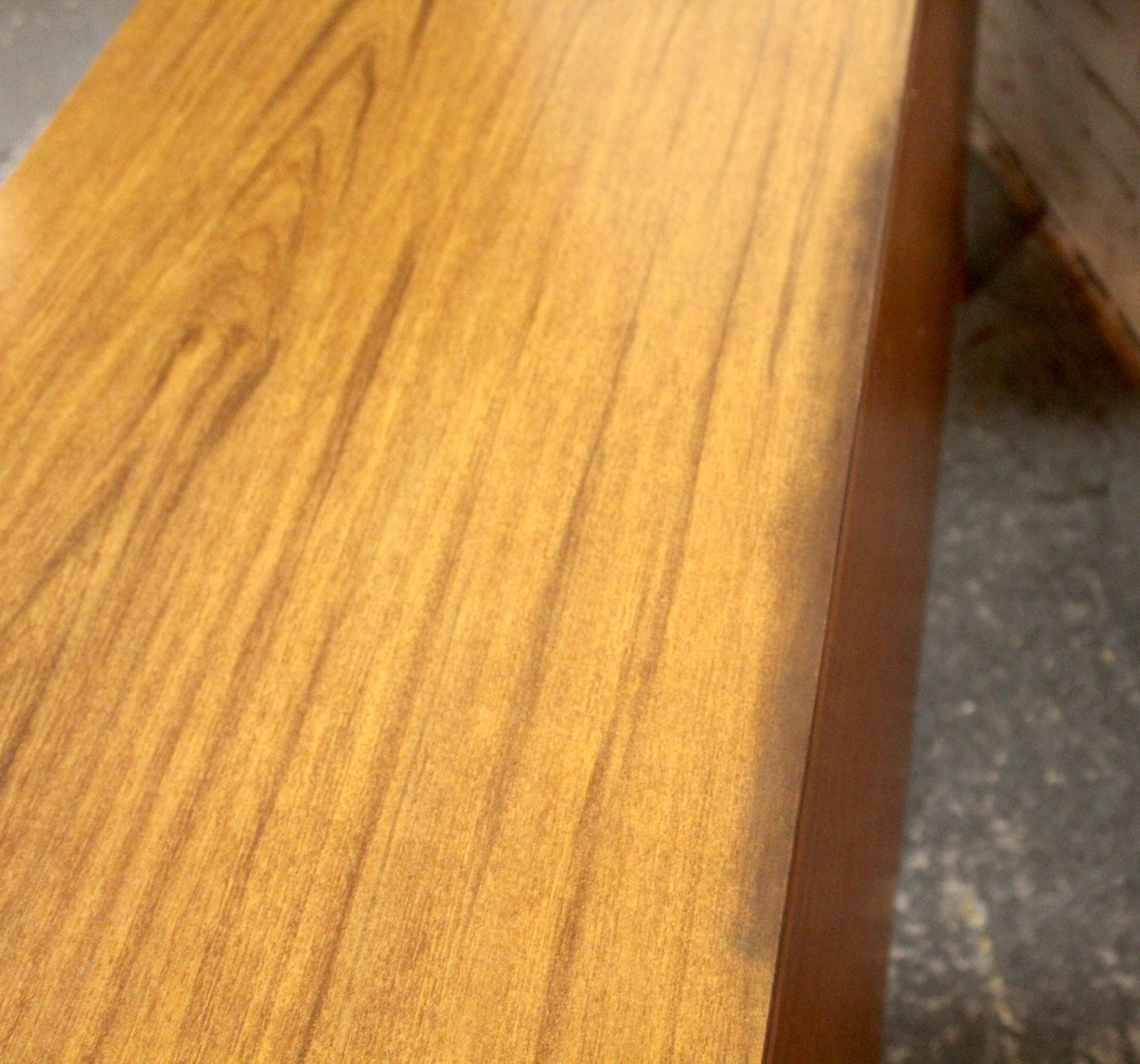 Vintage British Holzmaserung Laminat Schreibtisch im Angebot 9