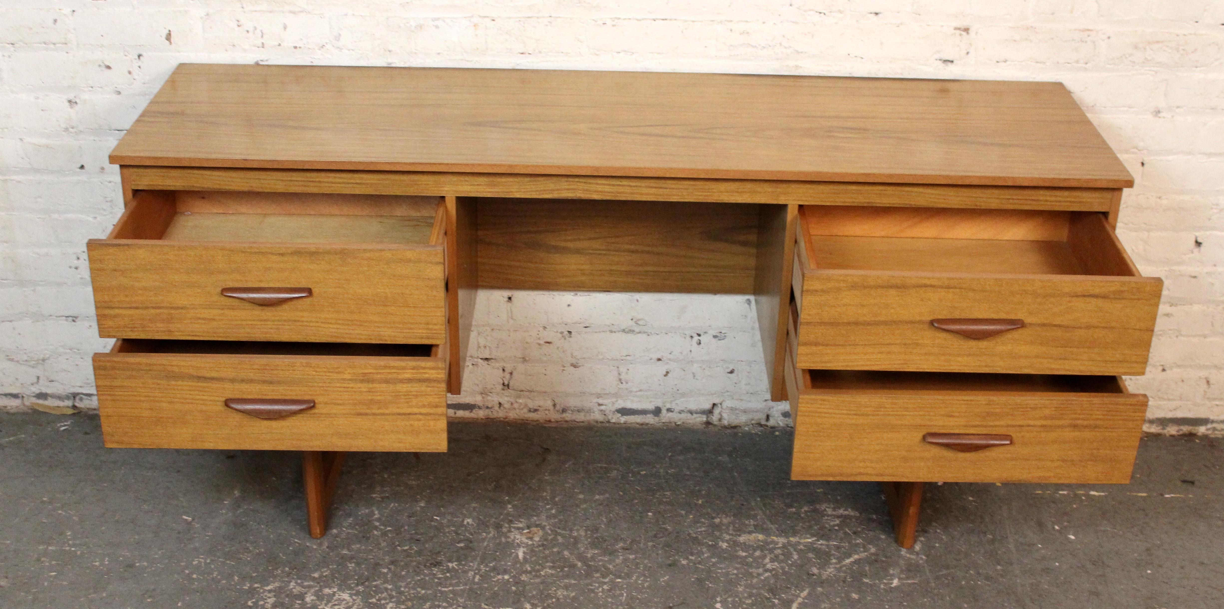 Vintage British Holzmaserung Laminat Schreibtisch (Moderne der Mitte des Jahrhunderts) im Angebot
