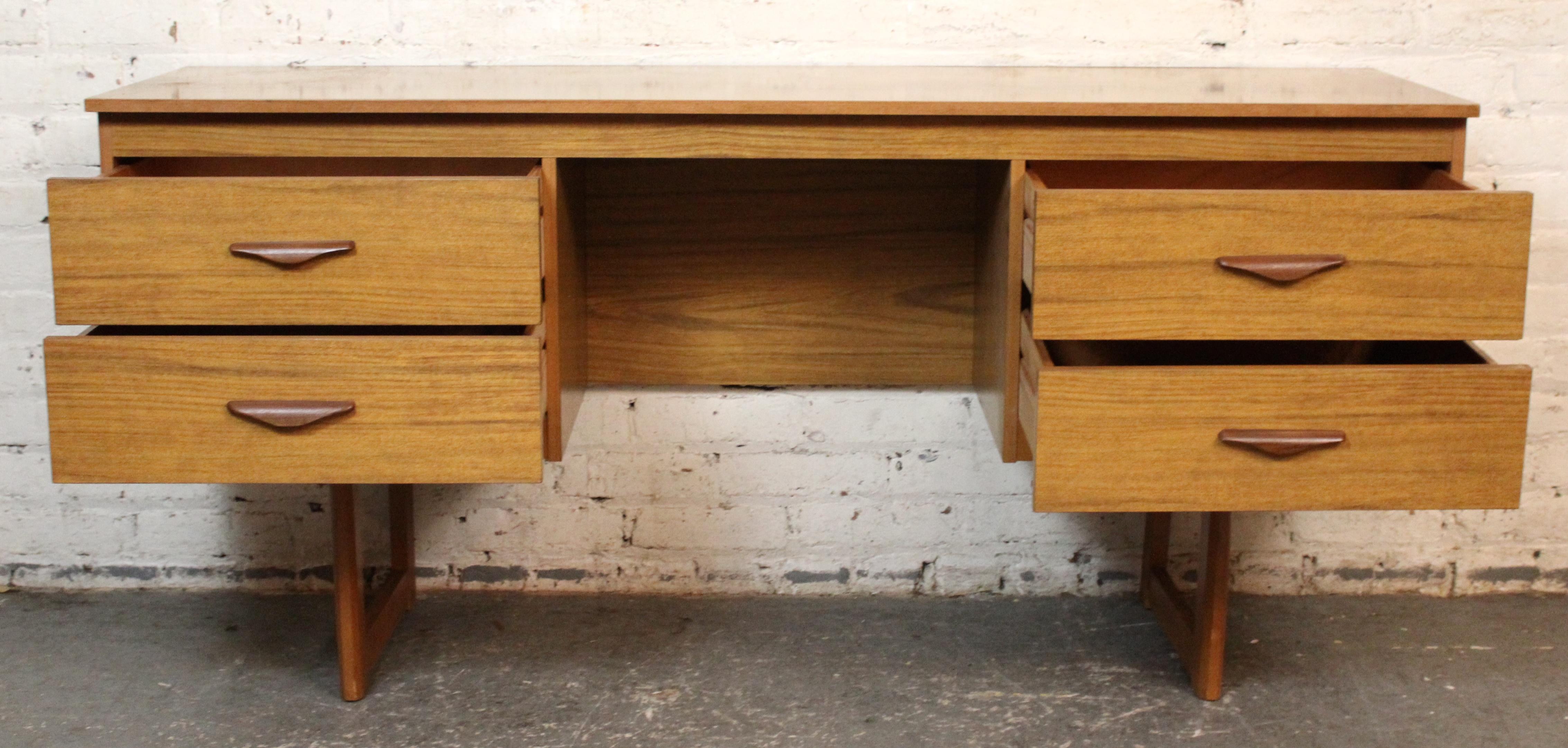 Vintage British Holzmaserung Laminat Schreibtisch (Britisch) im Angebot