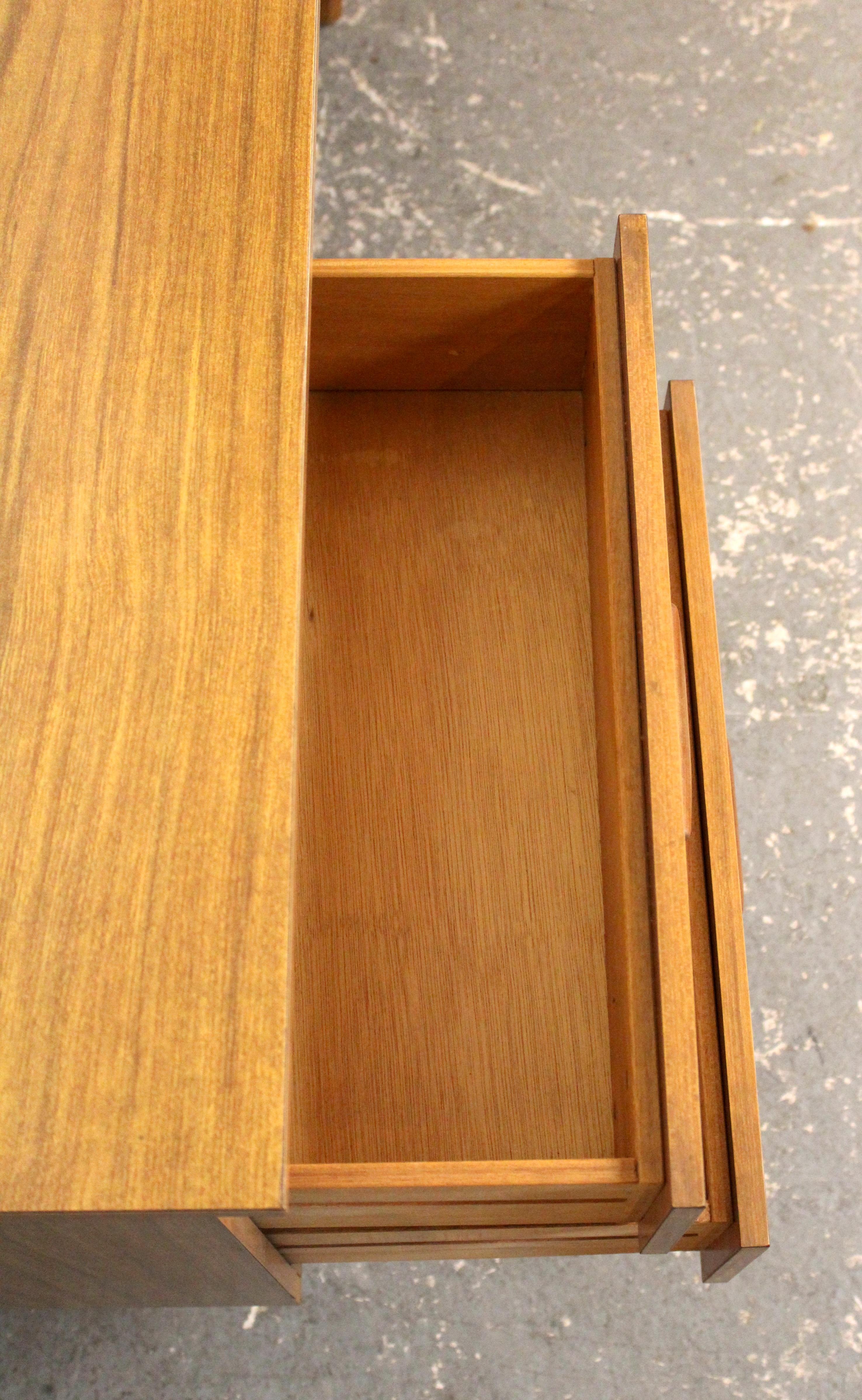Vintage British Holzmaserung Laminat Schreibtisch (Geschnitzt) im Angebot