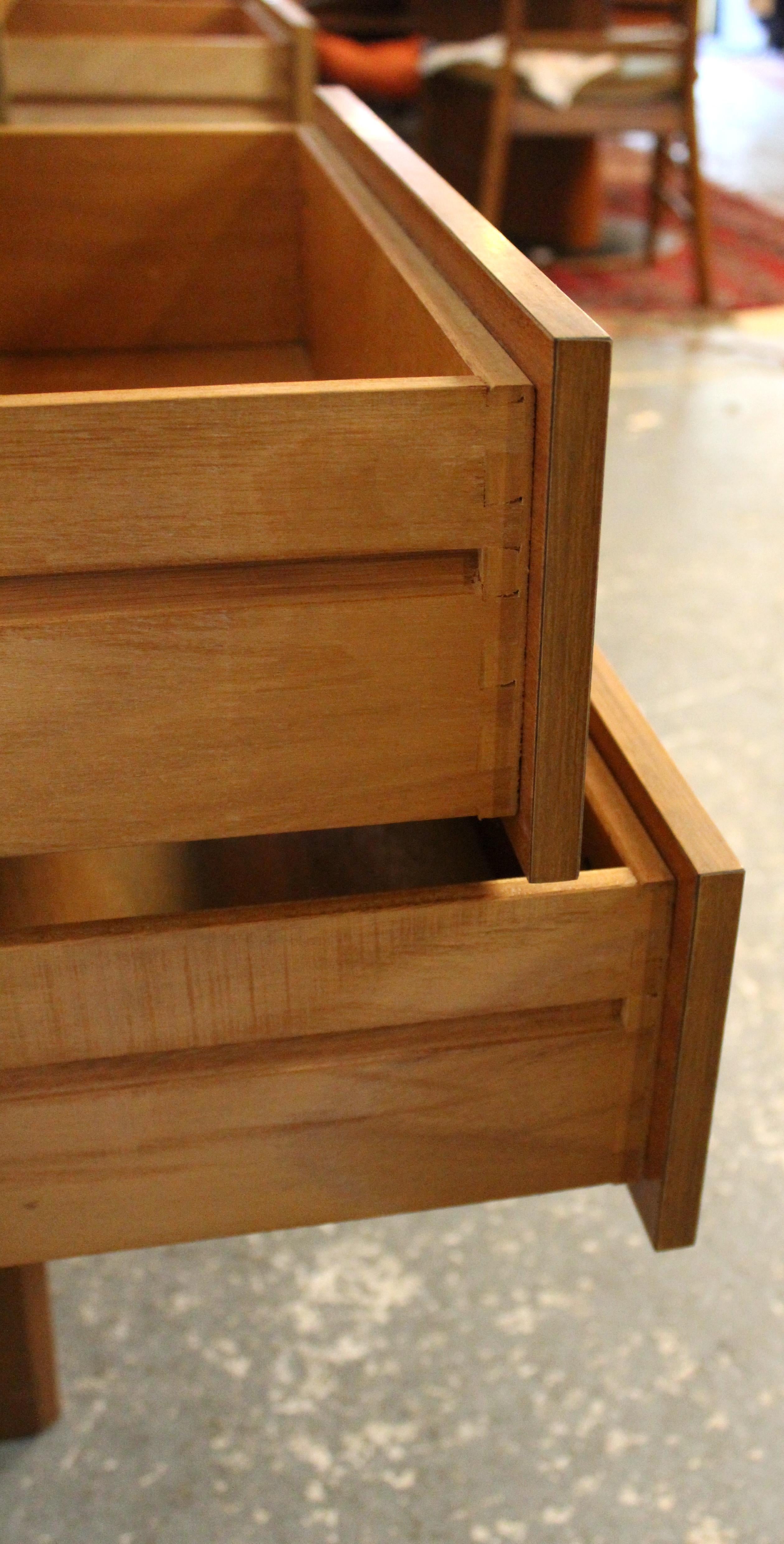 Vintage British Holzmaserung Laminat Schreibtisch im Zustand „Gut“ im Angebot in Brooklyn, NY