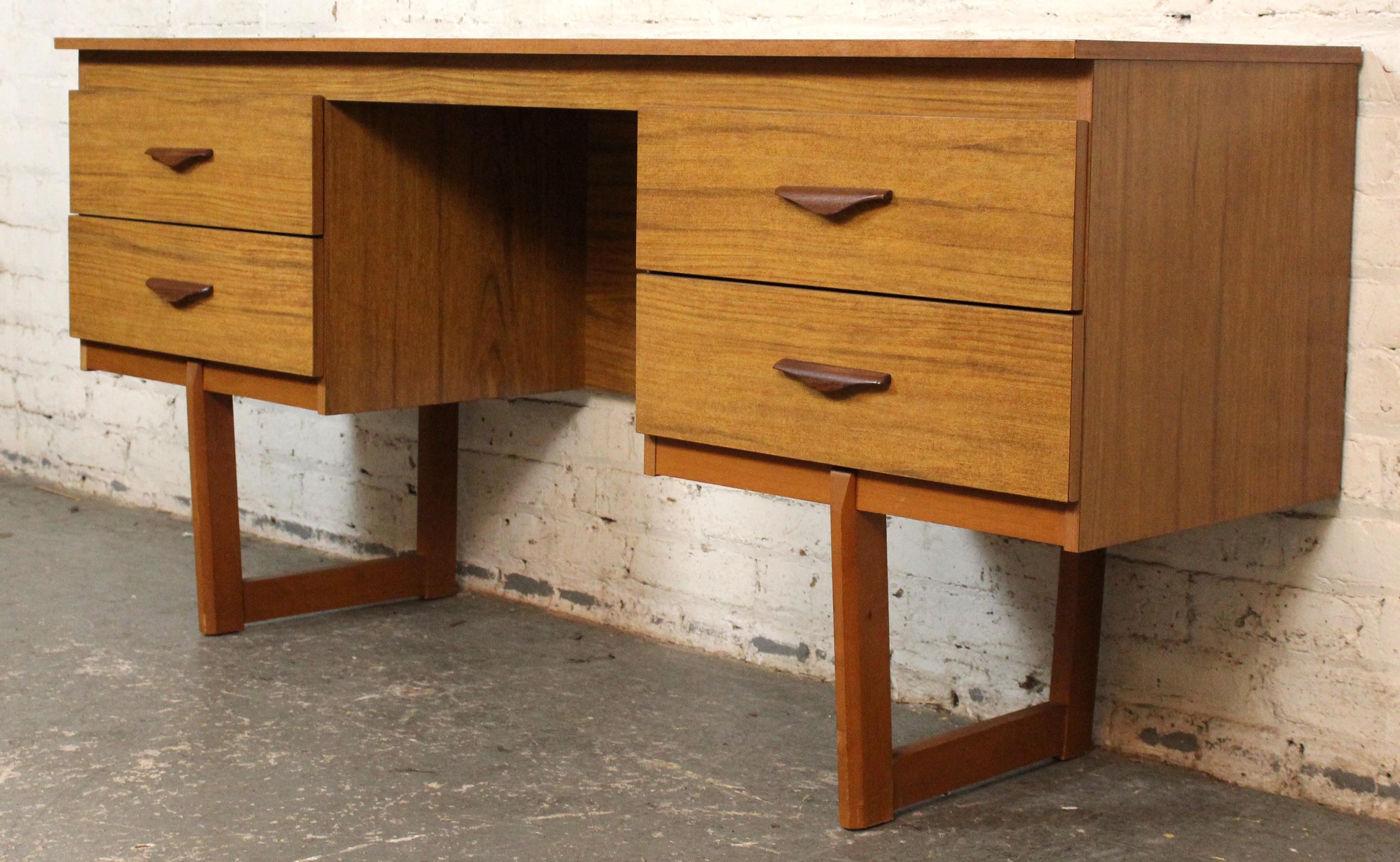 Vintage British Holzmaserung Laminat Schreibtisch (20. Jahrhundert) im Angebot