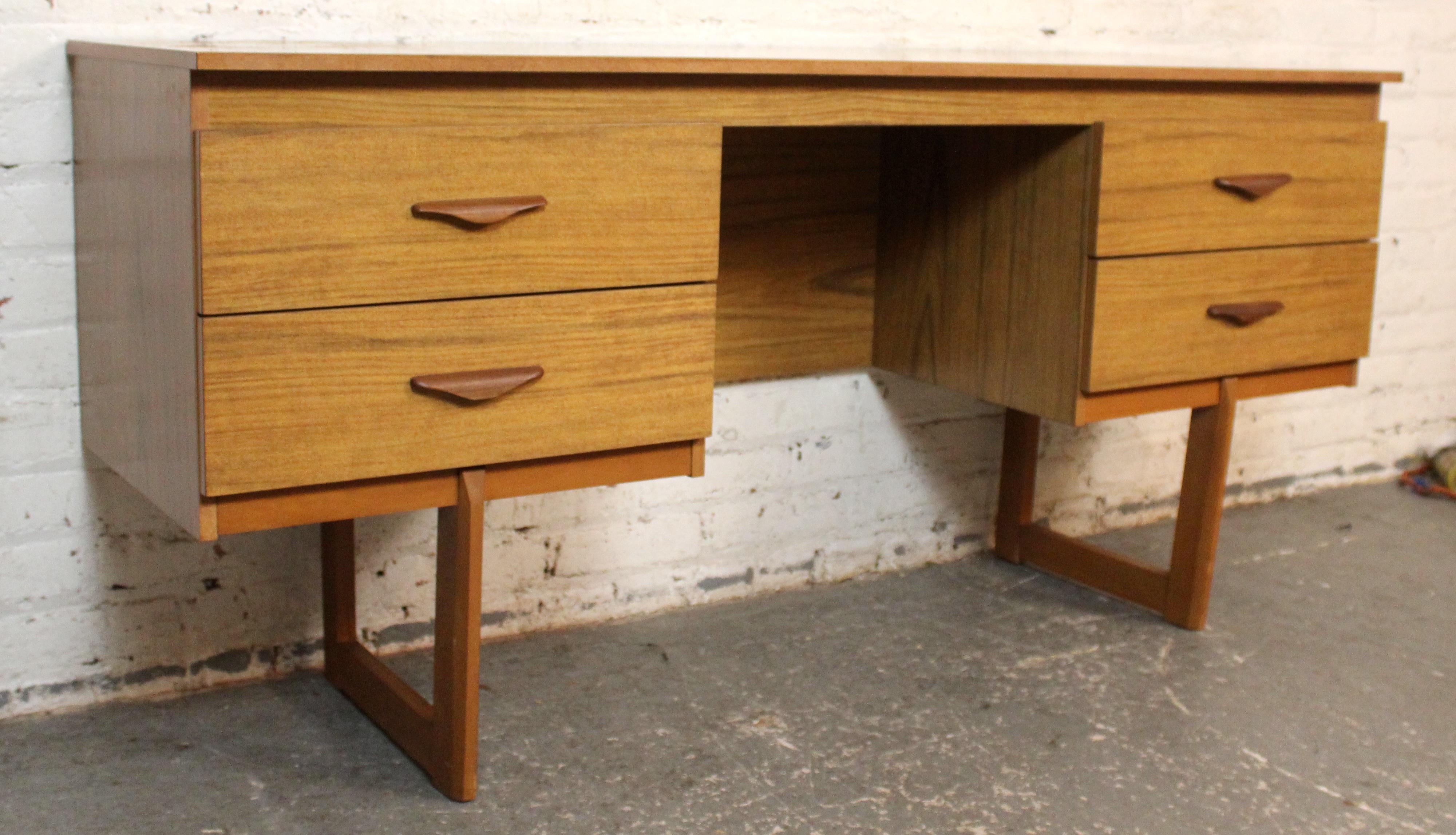 Vintage British Holzmaserung Laminat Schreibtisch im Angebot 1
