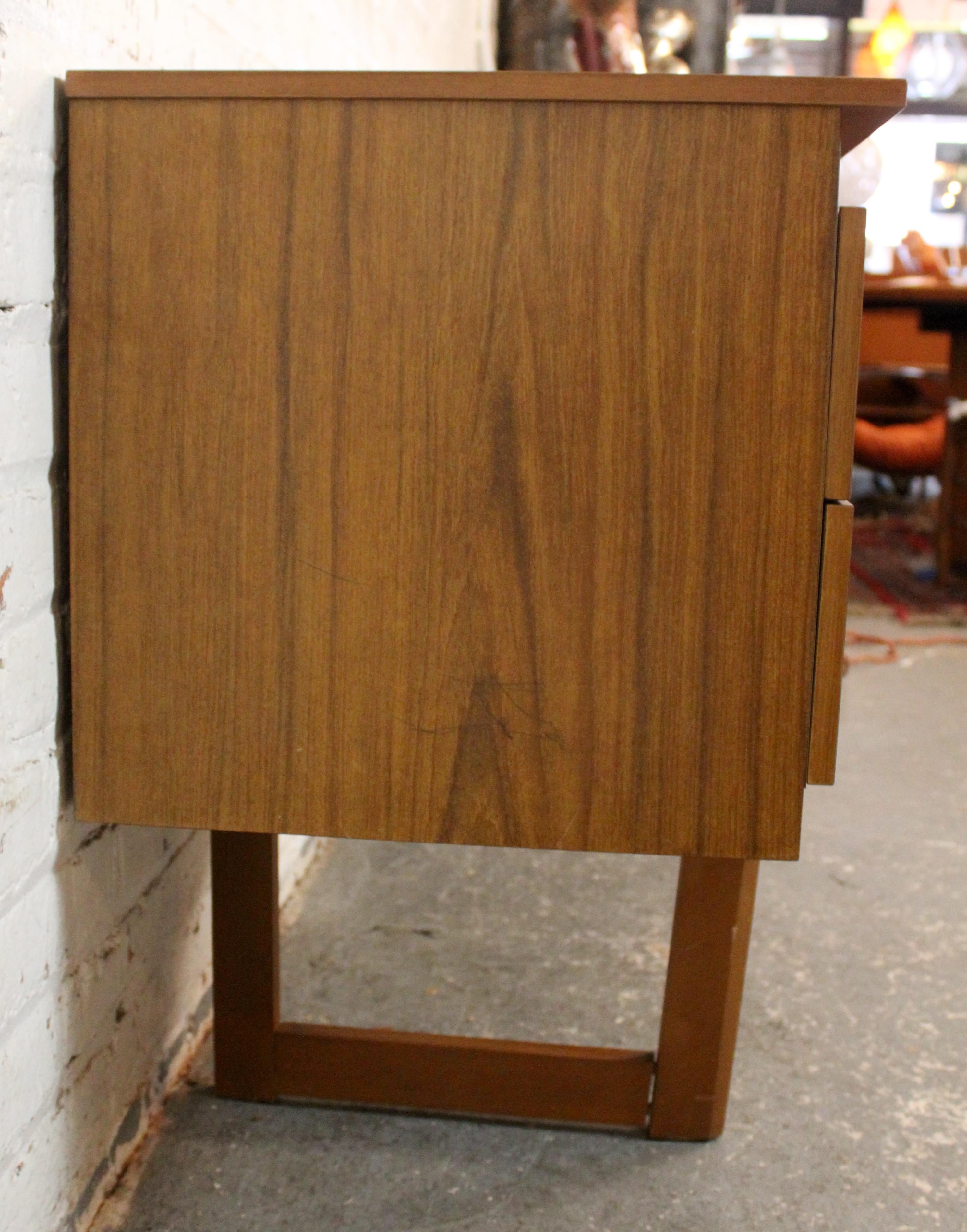 Vintage British Holzmaserung Laminat Schreibtisch im Angebot 2