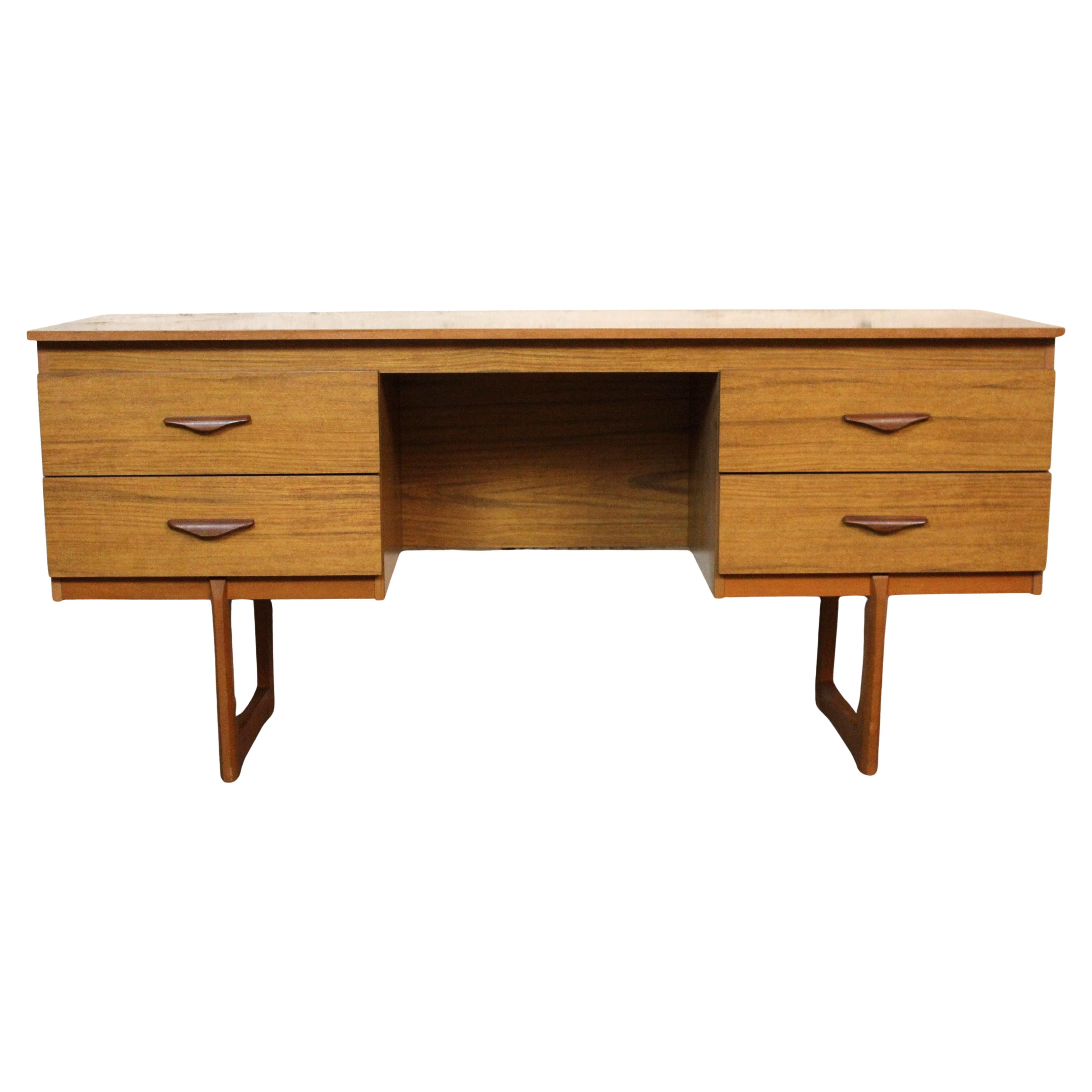 Vintage British Holzmaserung Laminat Schreibtisch im Angebot