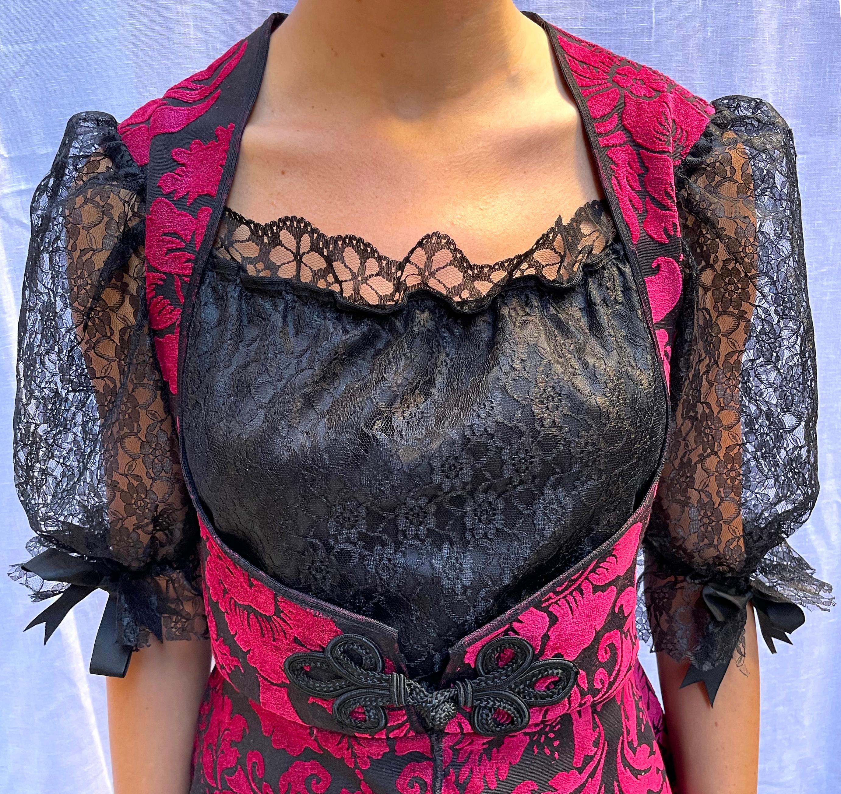 Top Dirndl in broccato e pizzo vintage in vendita 1