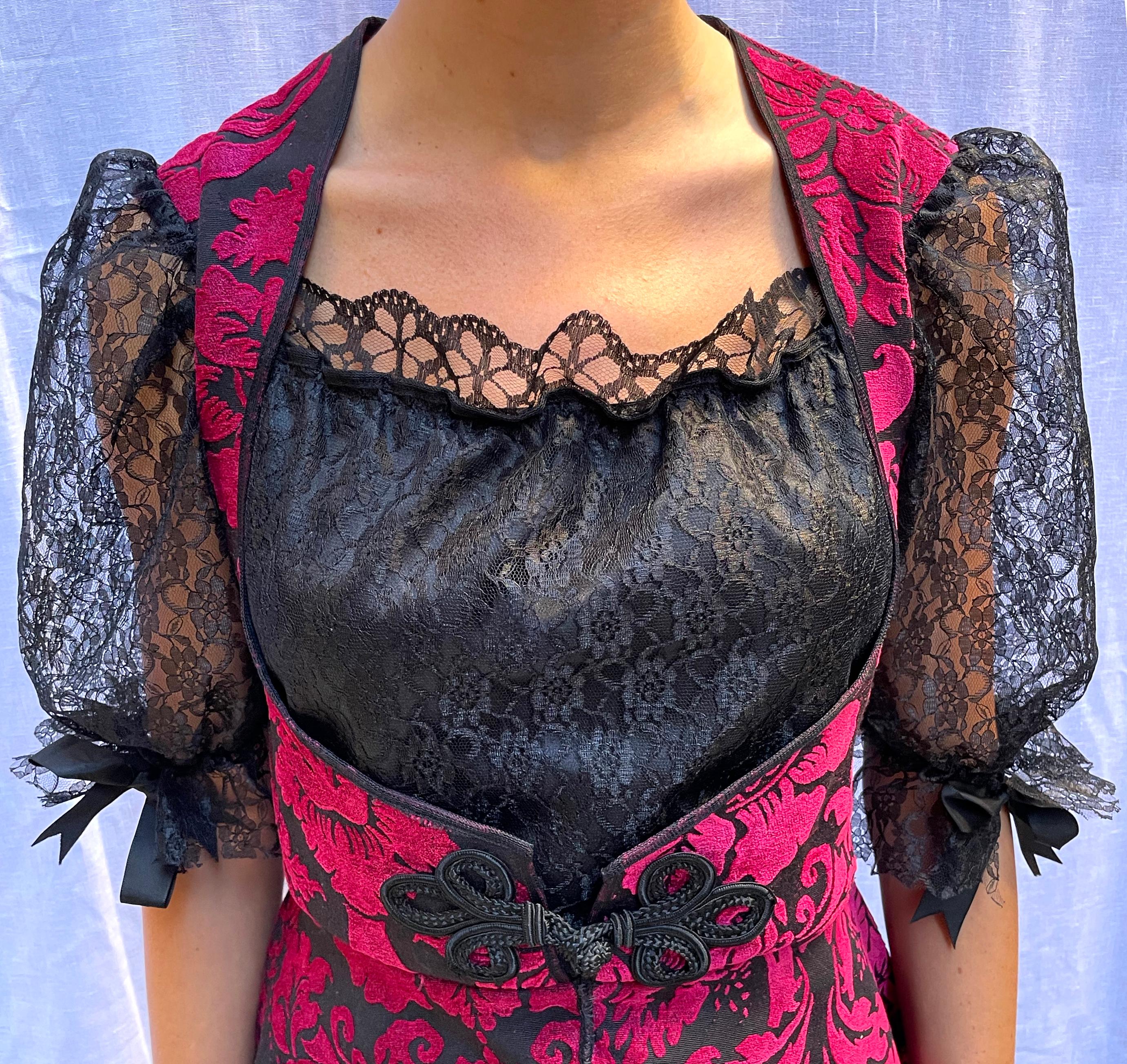 Top Dirndl vintage en brocart et dentelle en vente 1