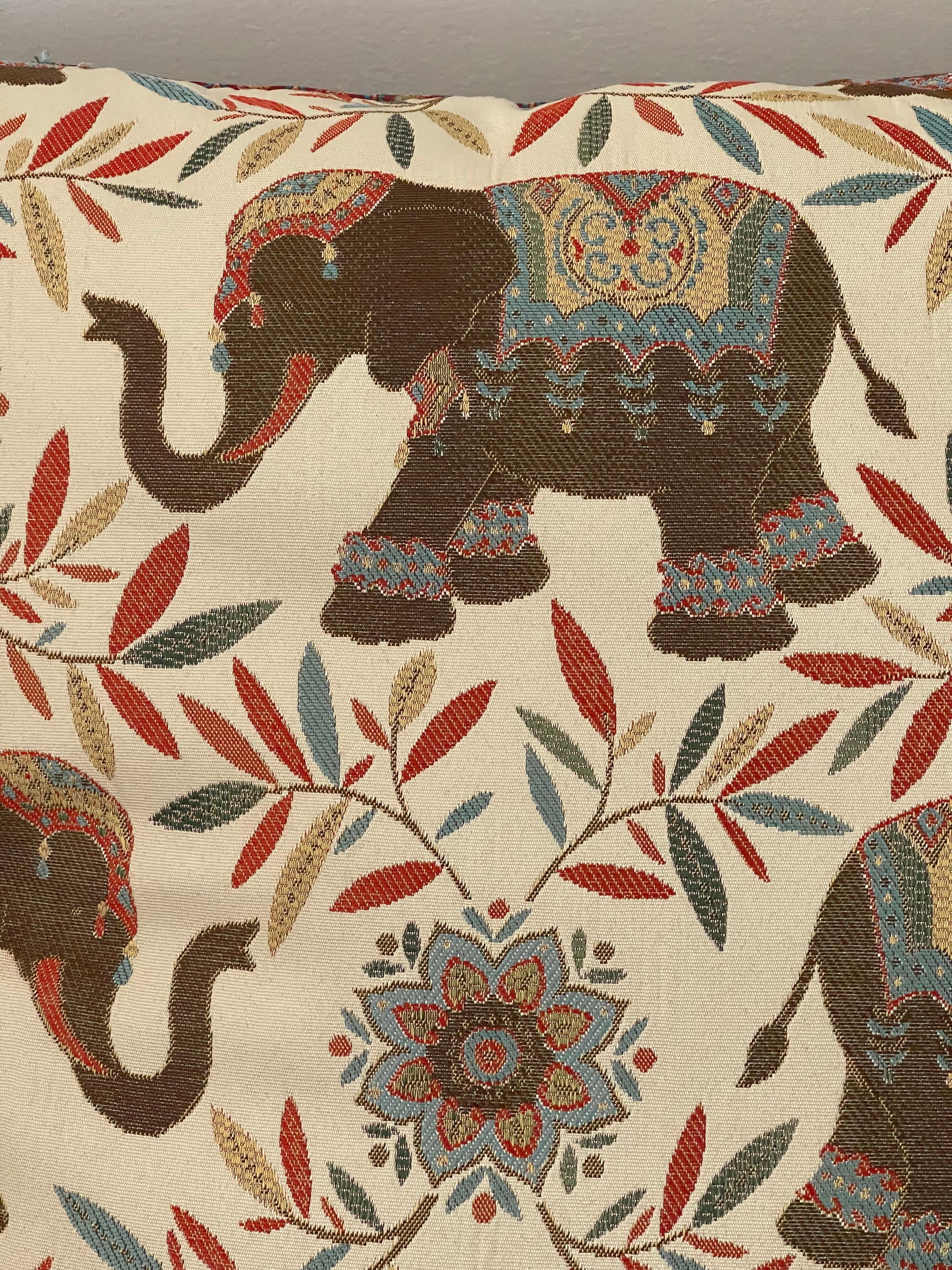 Anglo Raj Cuscino in broccato vintage con piuma di elefante  Inserisci in vendita