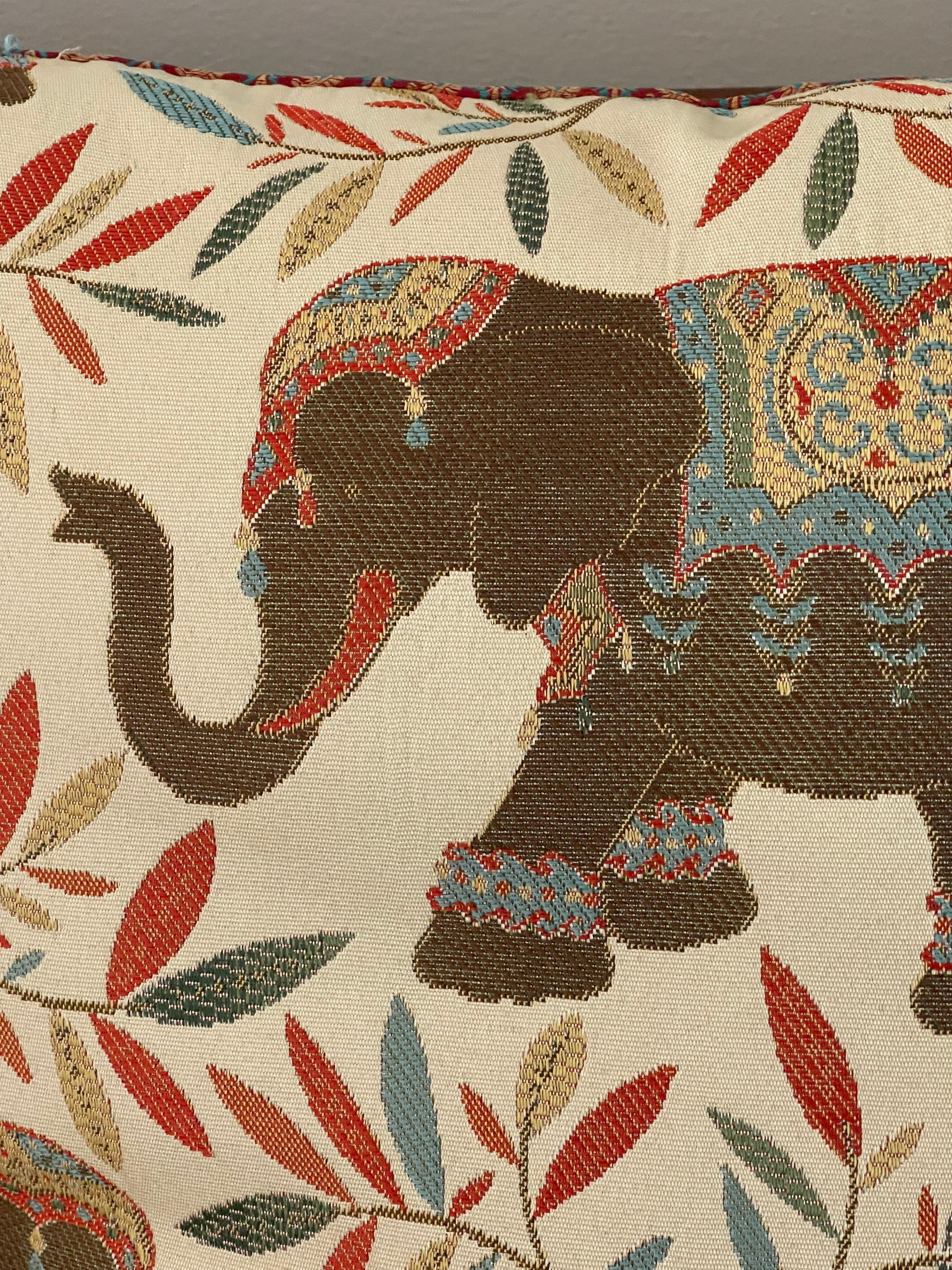 Indiano Cuscino in broccato vintage con piuma di elefante  Inserisci in vendita