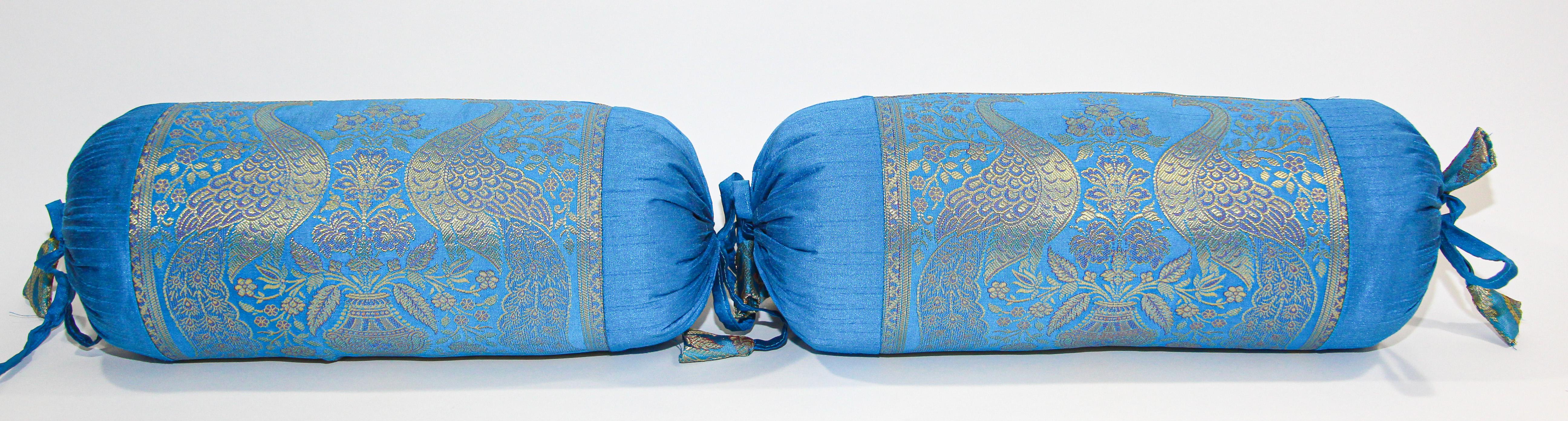 Coussins de traversin en soie Brocade Vintage fabriqués à partir d'un tissu de sari en soie dans des couleurs bleu turquoise et or.
Ensemble de deux oreillers indiens de style moghol avec un motif de paon majestueux devant chaque oreiller lombaire