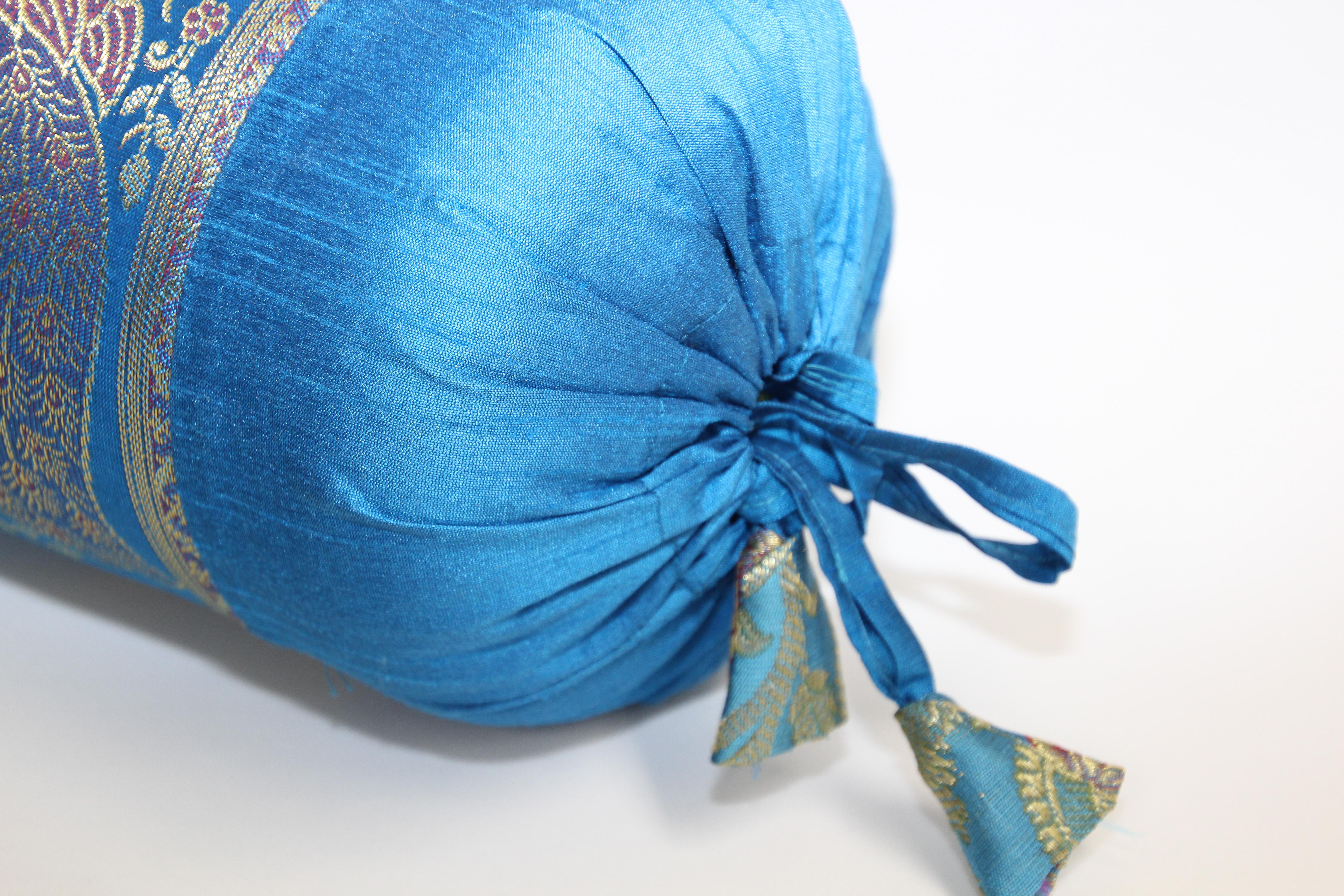 Soie Oreillers traversins en brocart de soie vintage de couleurs bleu turquoise et or avec paon en vente