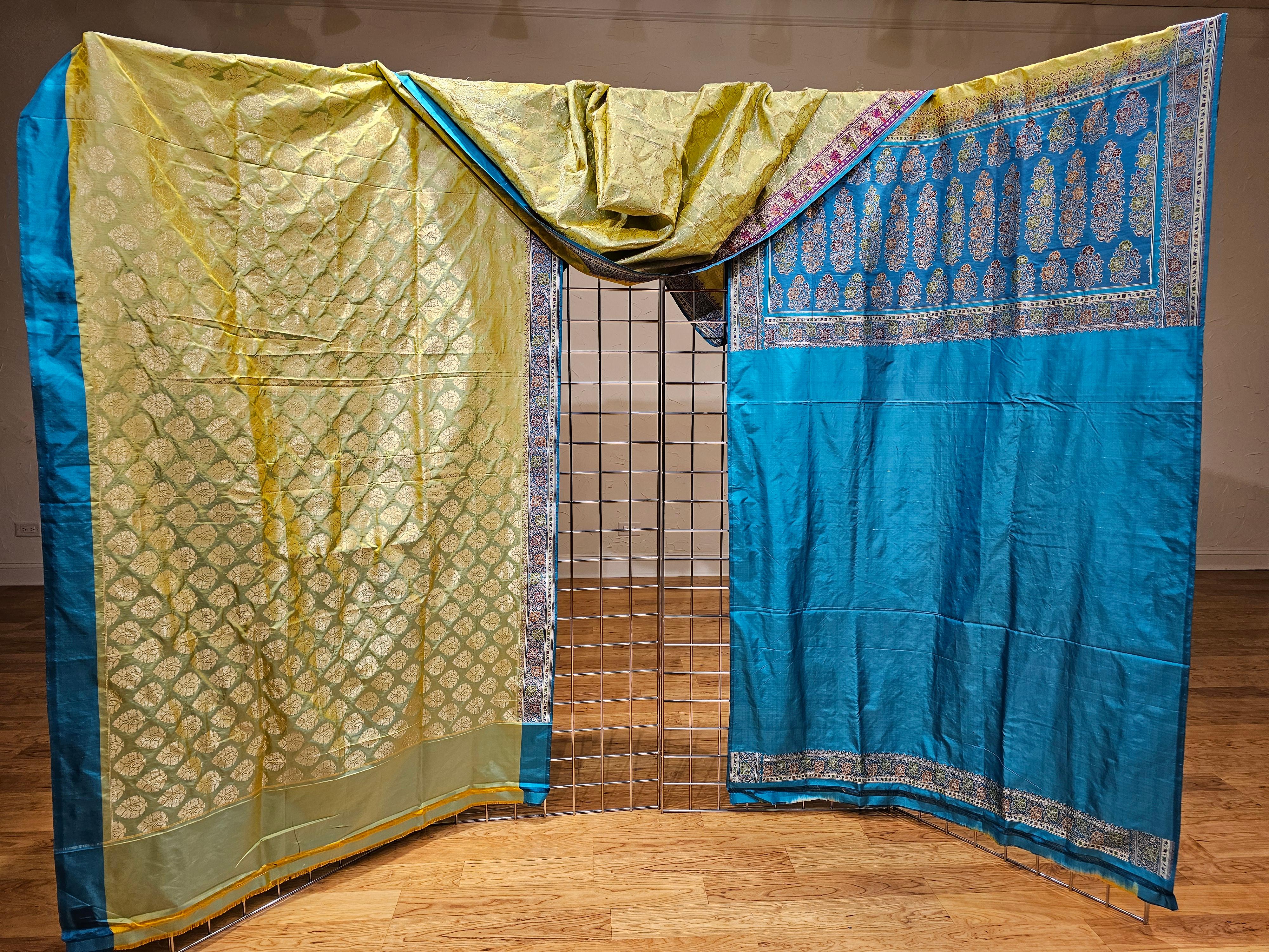 Textile de soie indien vintage artisanal fait à la main du 3ème quart des années 1900 .  Ce magnifique textile de soie indienne vintage est très long et est dans les couleurs bleu, vert pâle et or .  Il peut être utilisé comme tapisserie murale ou