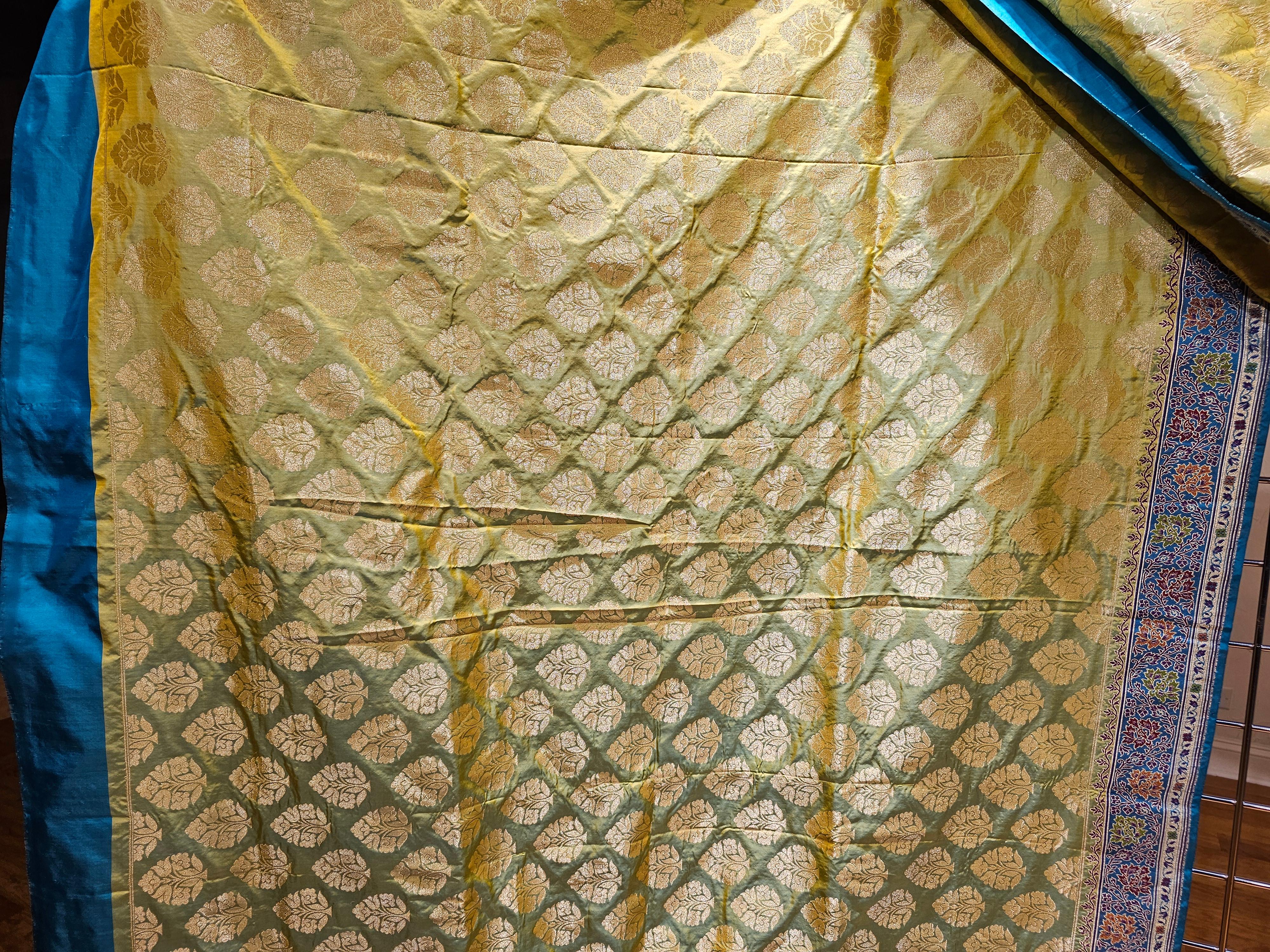 Textile vintage en brocart à motif cachemire en bleu, vert pâle, or en vente 1