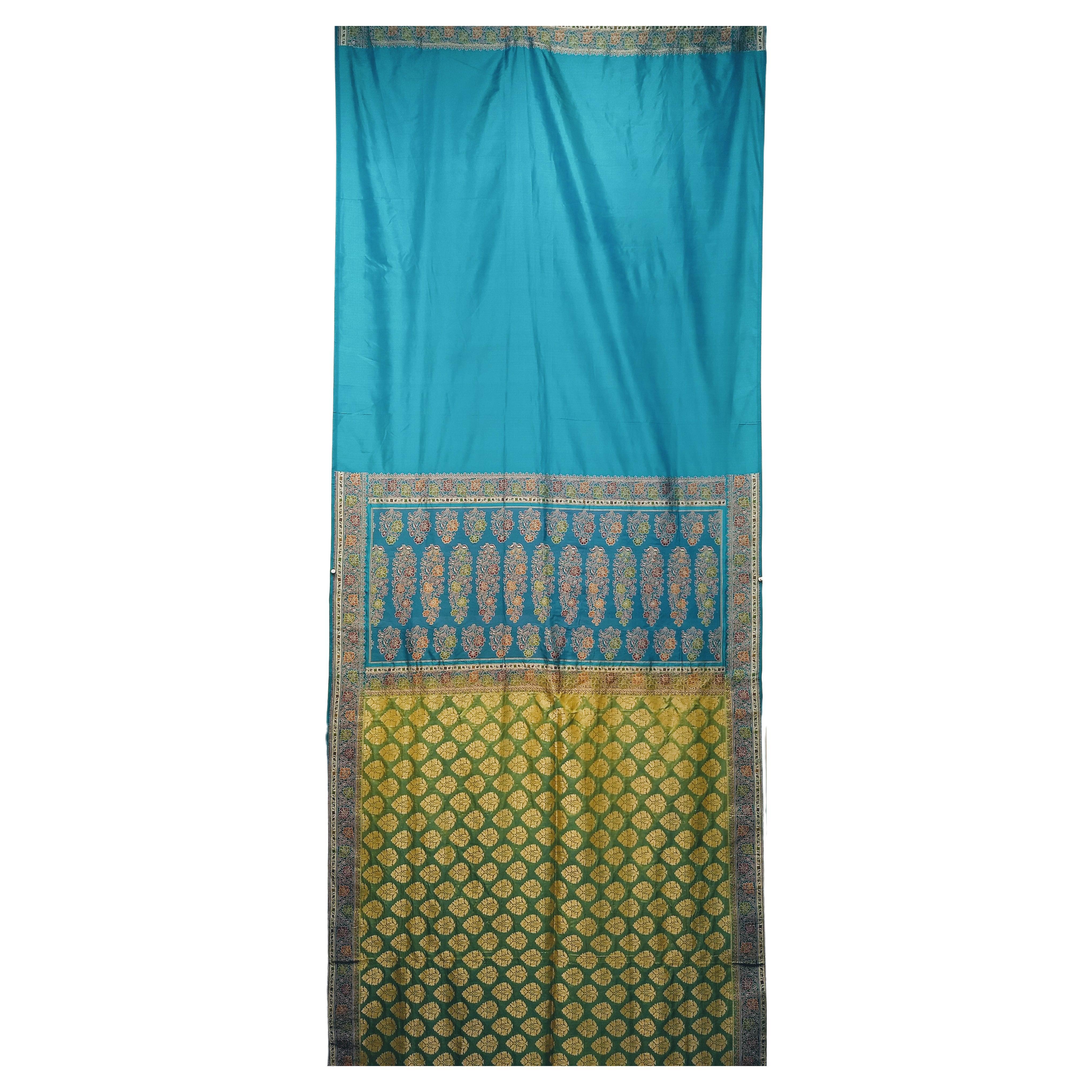 Brokat-Seidentextil in Paisley-Muster in Blau, Blassgrün, Gold im Angebot