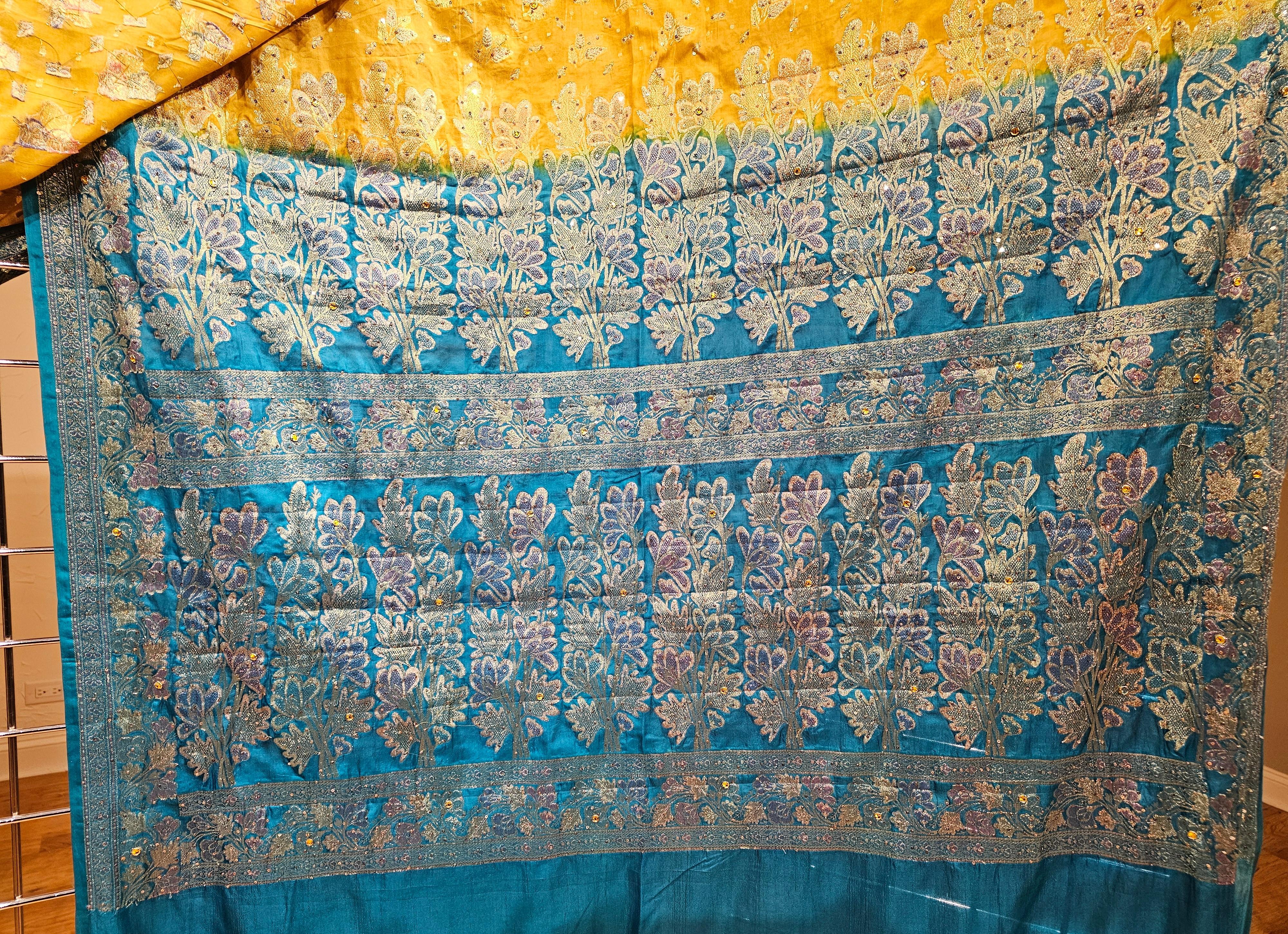 Brokat-Seidentextil in Blau, Silber, Gold und Gold mit Paisleymuster (Indisch) im Angebot