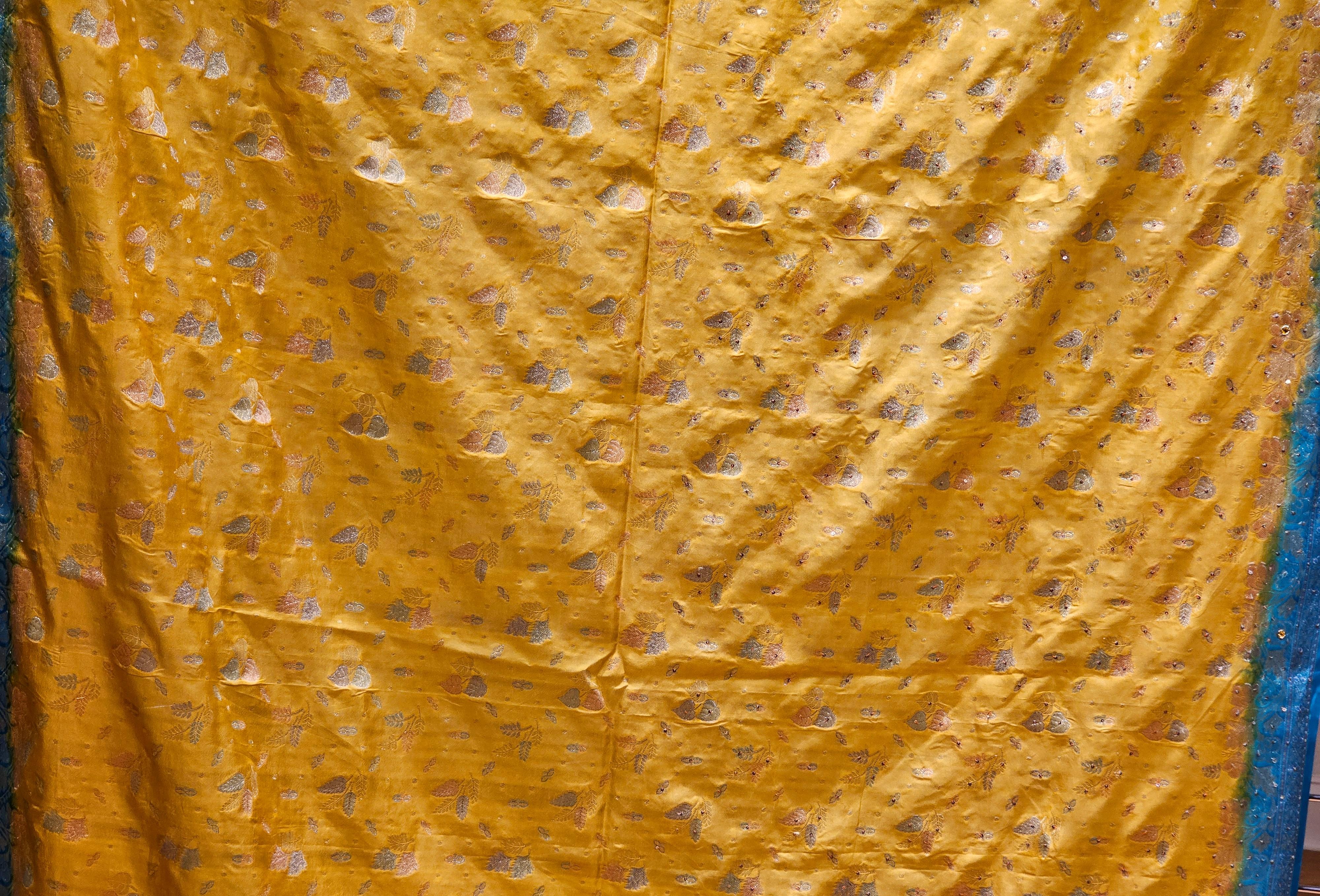 Brokat-Seidentextil in Blau, Silber, Gold und Gold mit Paisleymuster im Zustand „Gut“ im Angebot in Barrington, IL