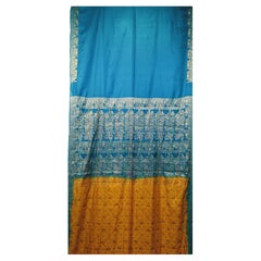Textile vintage en brocart à motif cachemire en bleu, argent et or