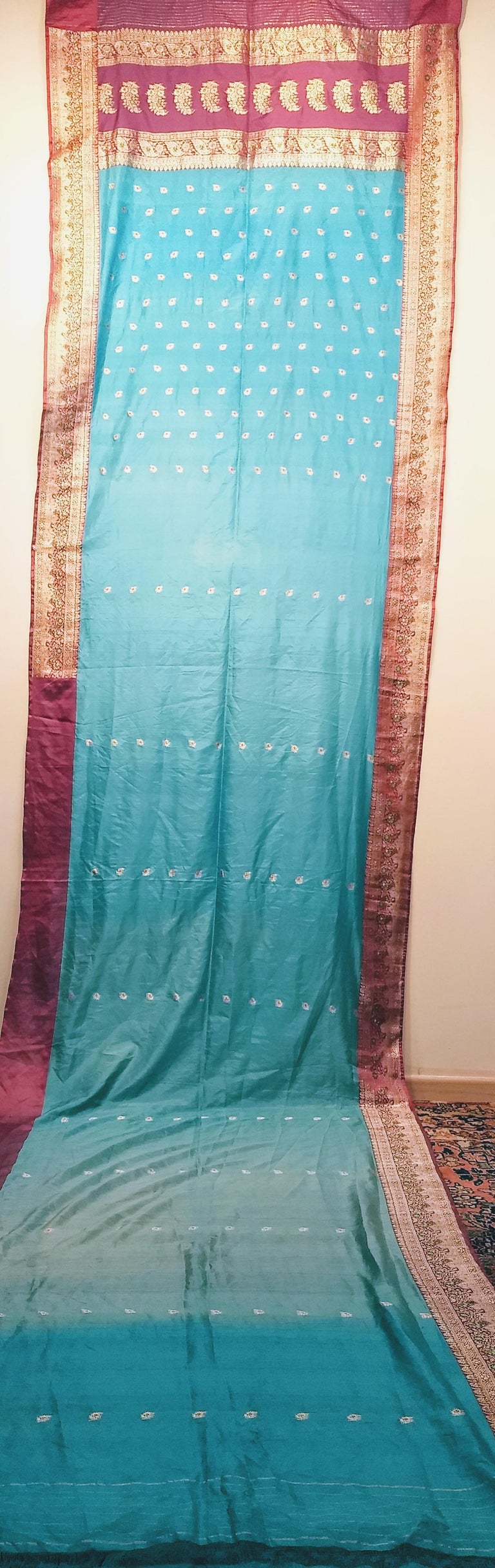 Tessuto broccato di seta d'epoca con motivo Paisley in borgogna, turchese e  oro in vendita su 1stDibs Italia | broccato di seta antico, tessuti  broccati per abbigliamento, tessuto broccato oro, image size:768x2432