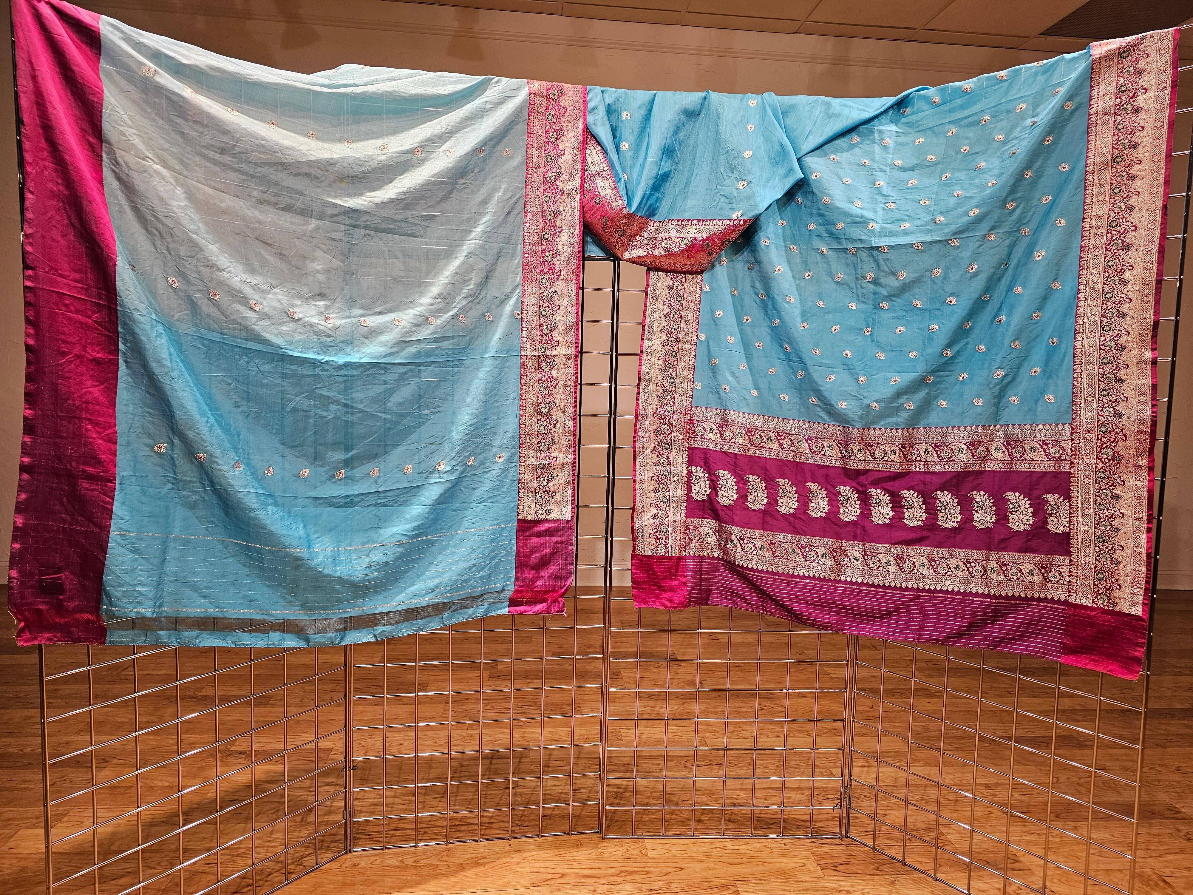 Vintage handgefertigte indische Seide Textil aus dem 3. Quartal des 1900er Jahre.  Dieses wunderschöne indische Seidentextil im Vintage-Stil ist sehr lang und in den Farben Burgunder, Türkis und Gold gehalten.  Er kann als Wandteppich verwendet oder