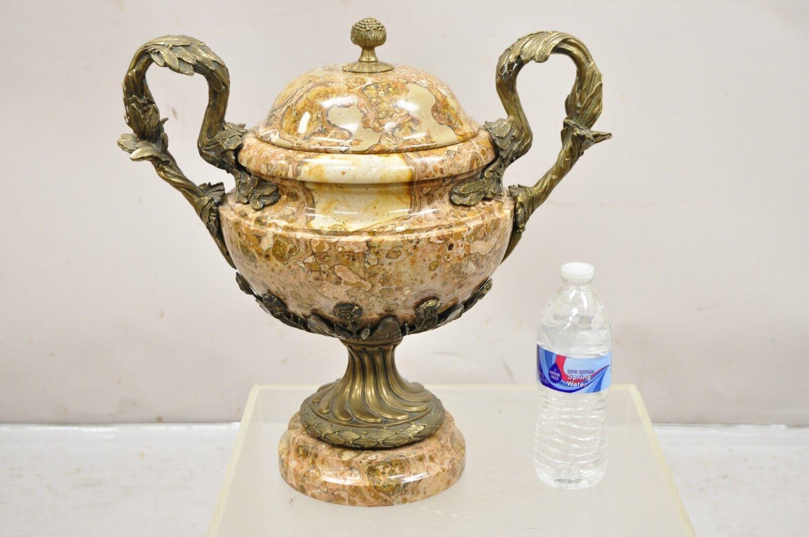 Cassolette avec urne à couvercle de style baroque français en bronze et marbre en vente 4