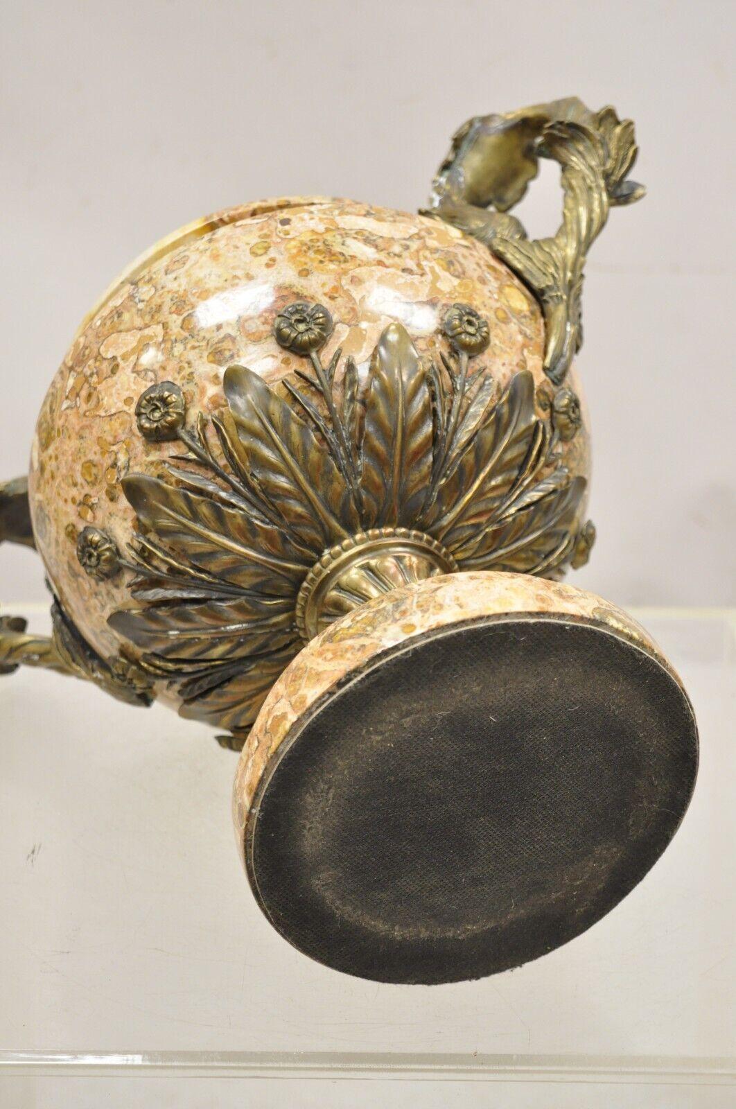 Cassolette avec urne à couvercle de style baroque français en bronze et marbre en vente 5