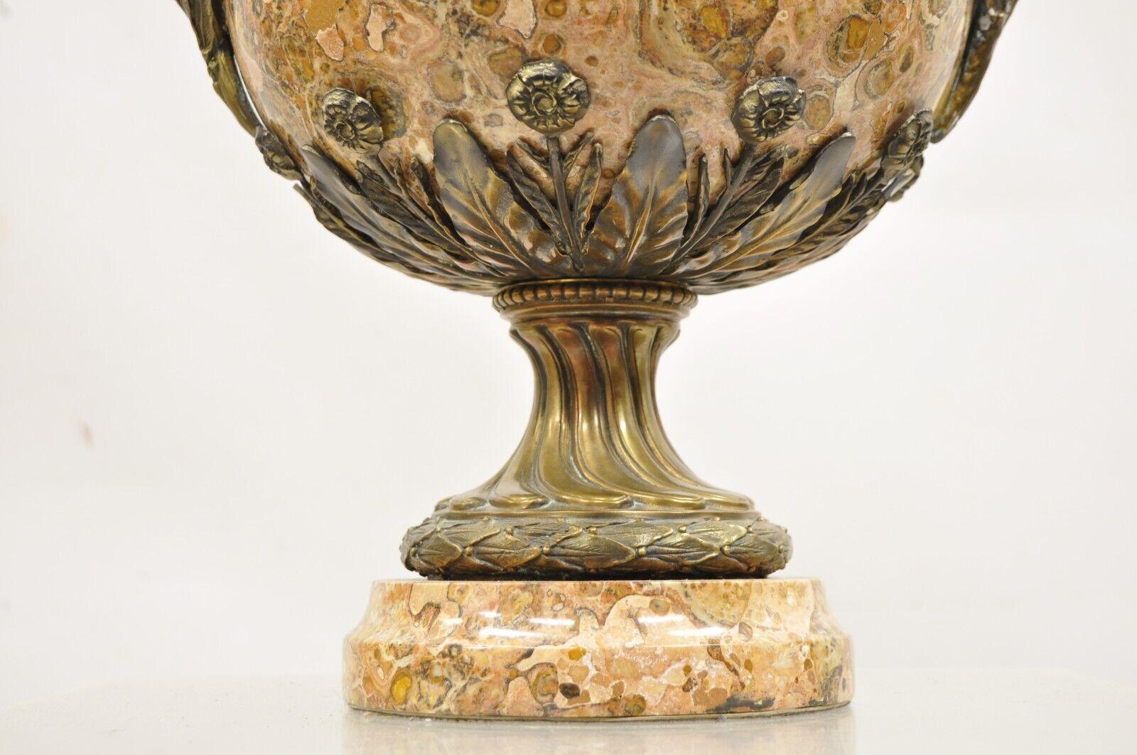 20ième siècle Cassolette avec urne à couvercle de style baroque français en bronze et marbre en vente