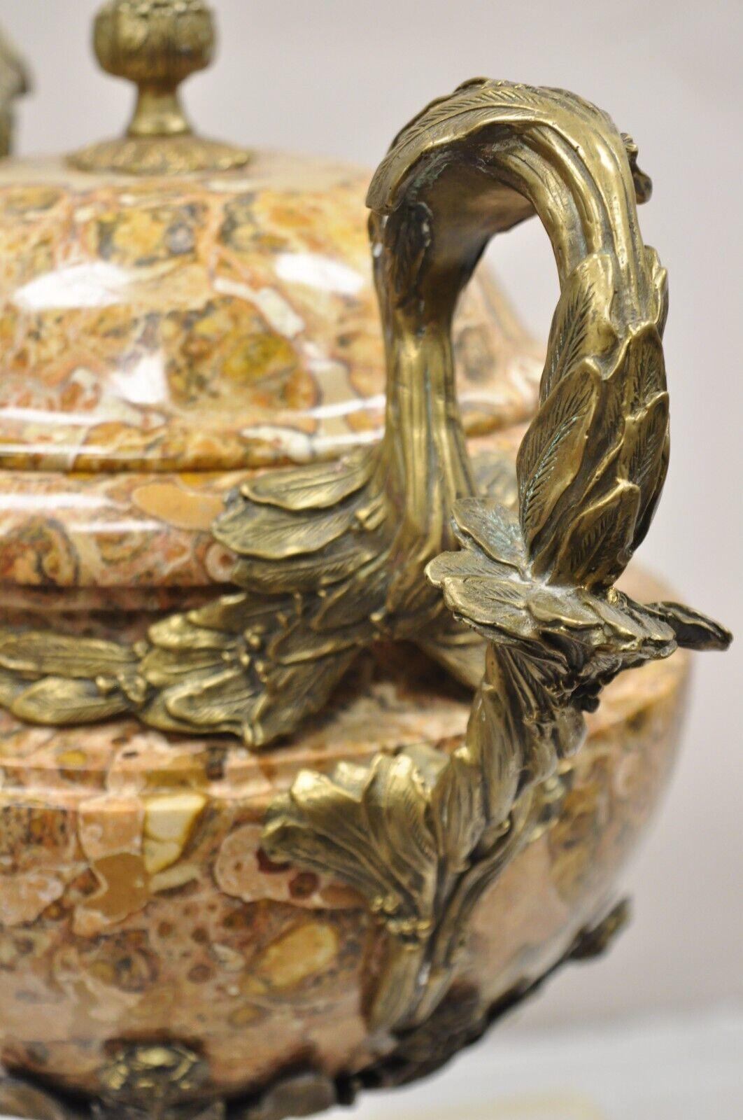 Cassolette avec urne à couvercle de style baroque français en bronze et marbre en vente 1