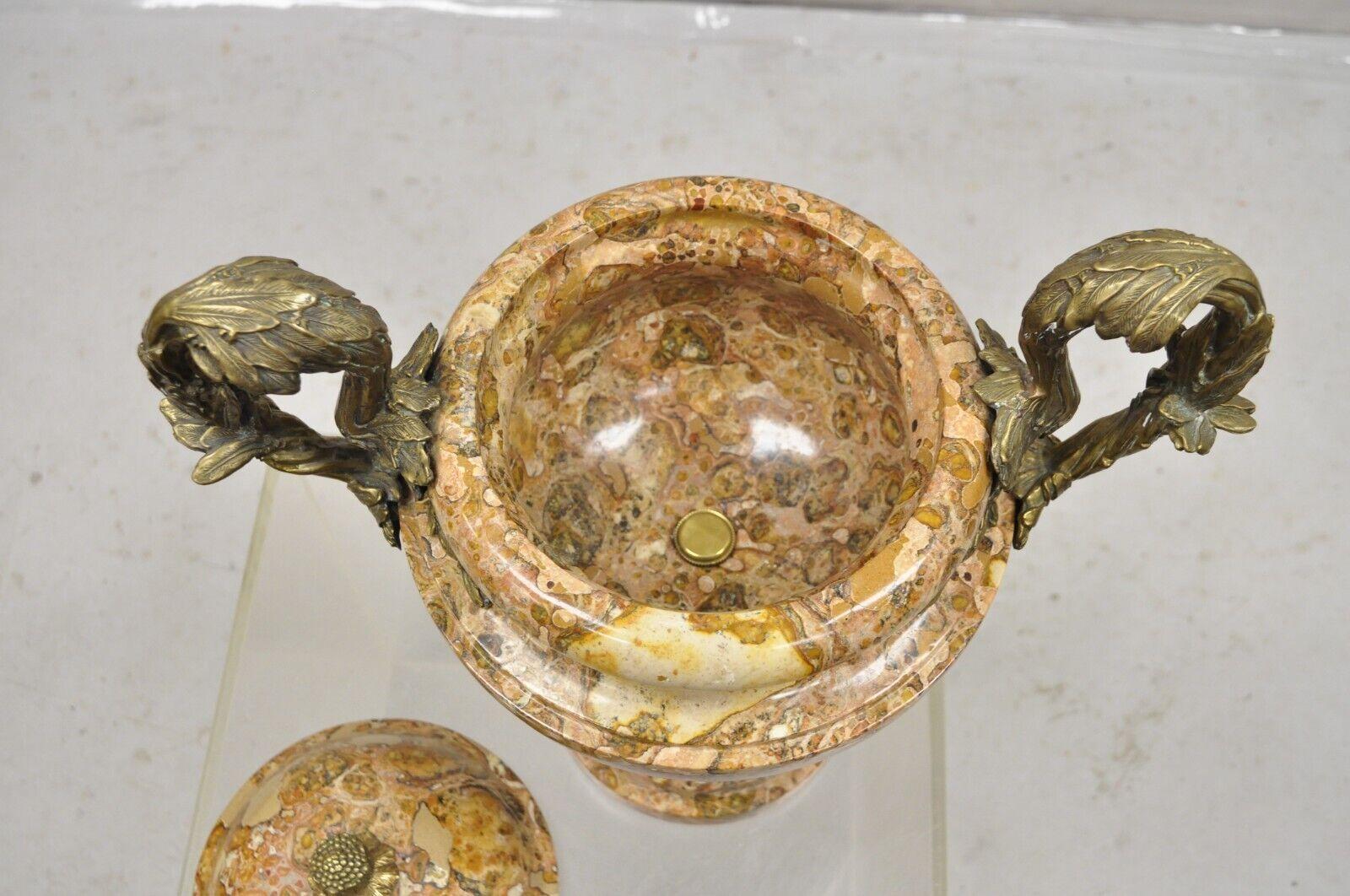 Cassolette avec urne à couvercle de style baroque français en bronze et marbre en vente 3