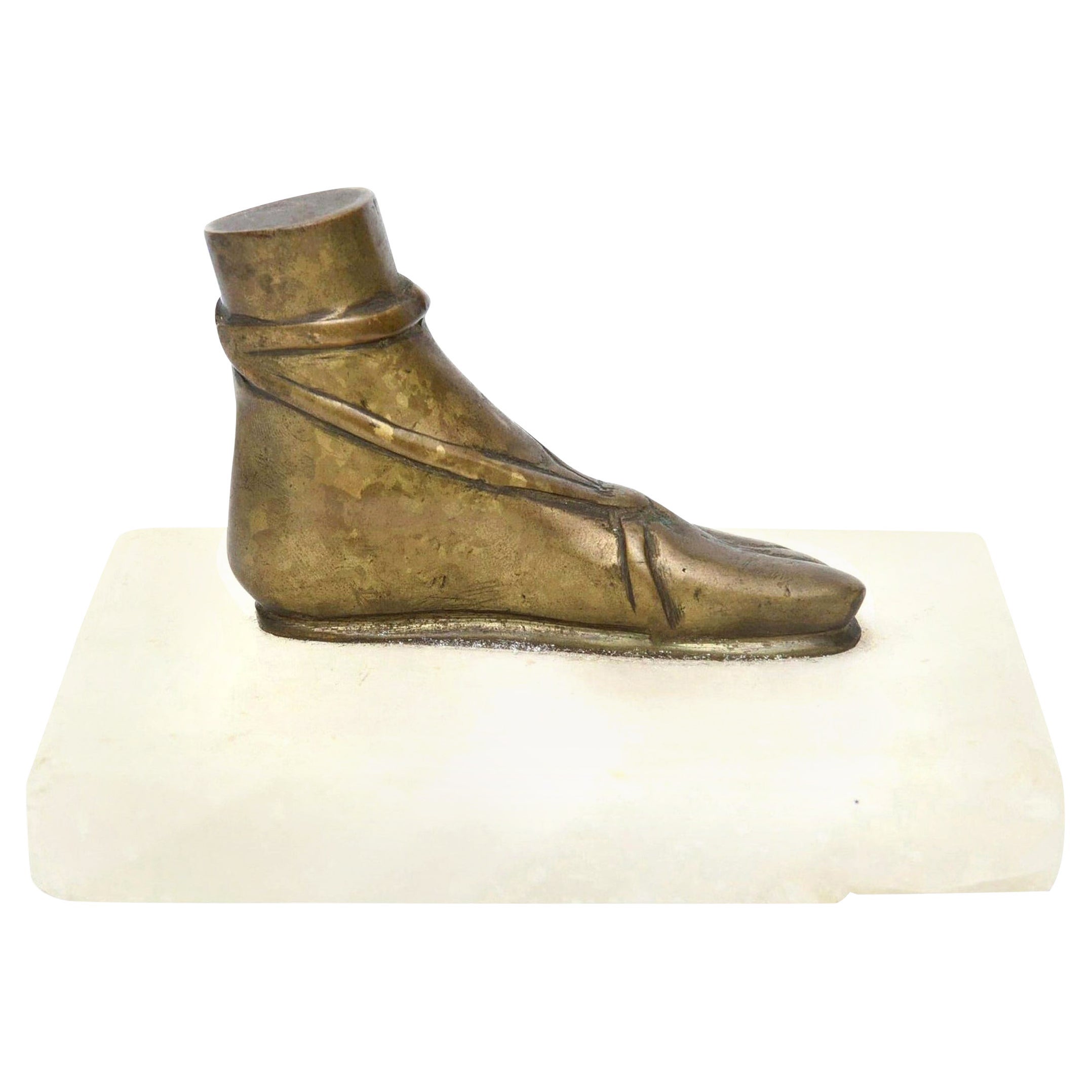 Romantische Sandalen-Briefbeschwerer-Skulptur aus Bronze und Marmor im Fornasetti-Stil aus Bronze im Angebot
