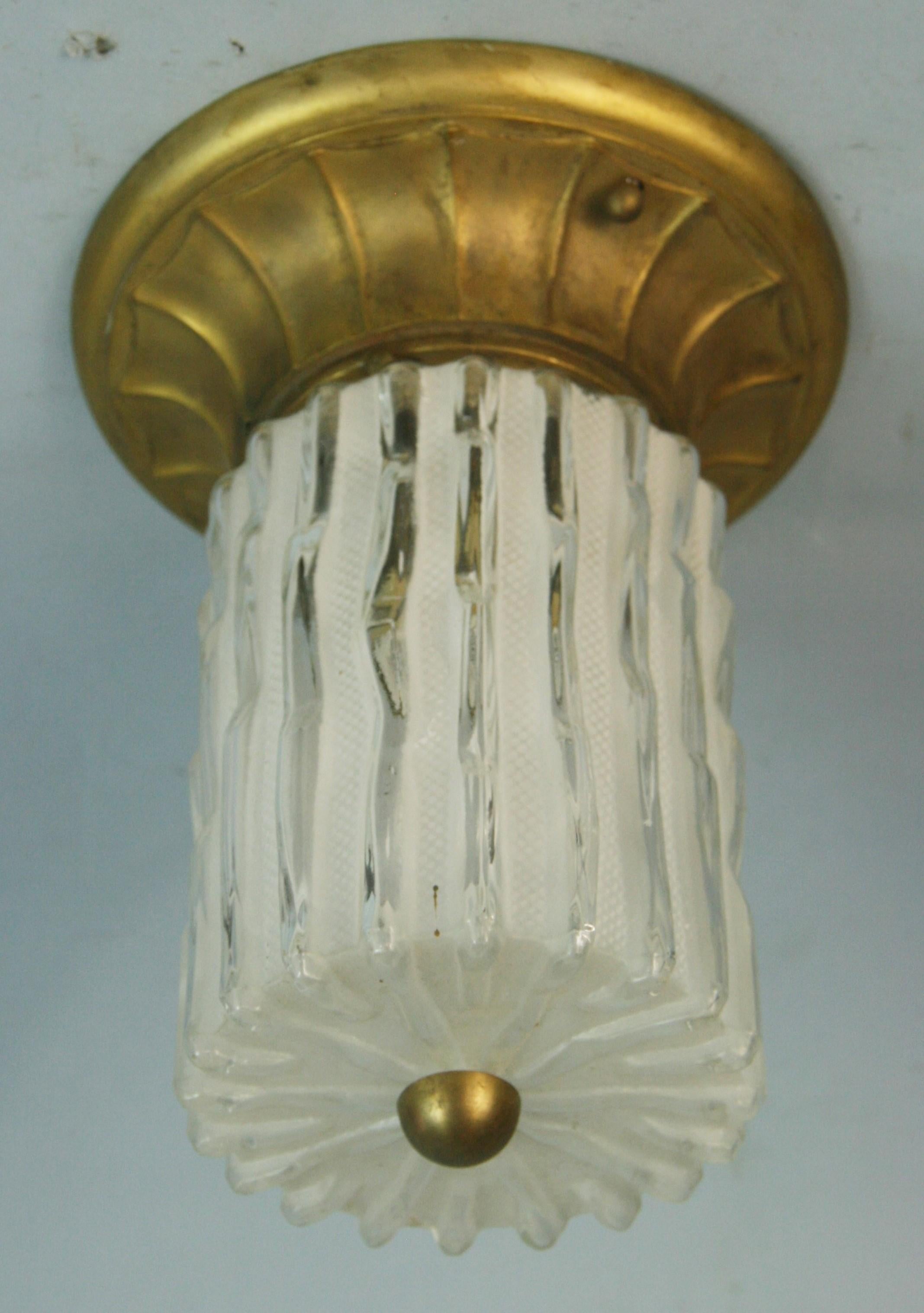 1611 Ein Murano-Glaszylinder auf einem patinierten Bronzering. Eine einzelne Edison-Glühbirne mit max. 60 Watt.
Zwei verfügbar.
Individuelle Preisgestaltung.