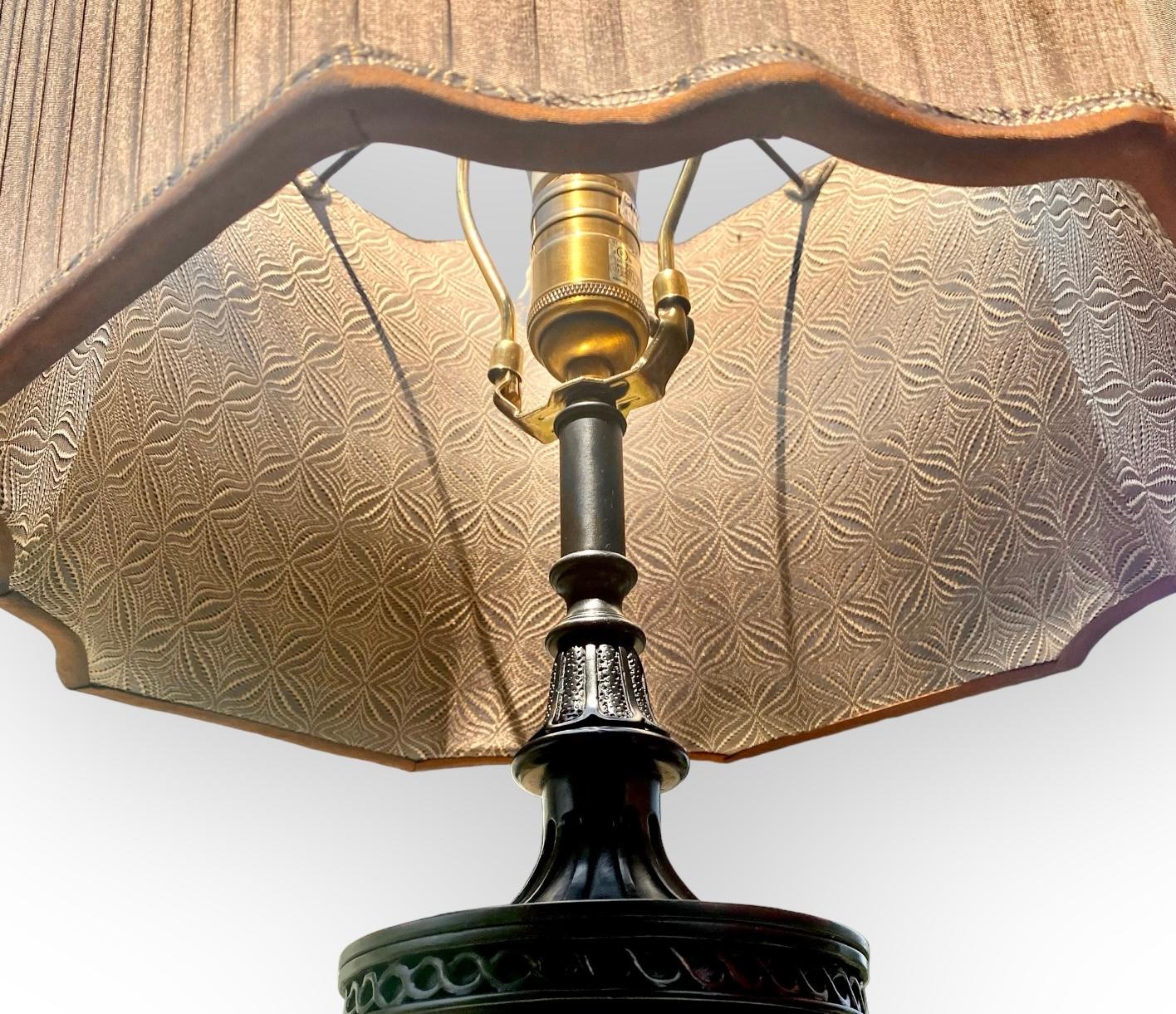 Lampada da tavolo in stile Rinascimento vintage degli anni '90 in bronzo patinato, quercia pollard e seta, con paralume quatraforme in seta plissettata e rifinita con fodera in broccato di seta, una vasaforma scanalata e incisa che termina con una