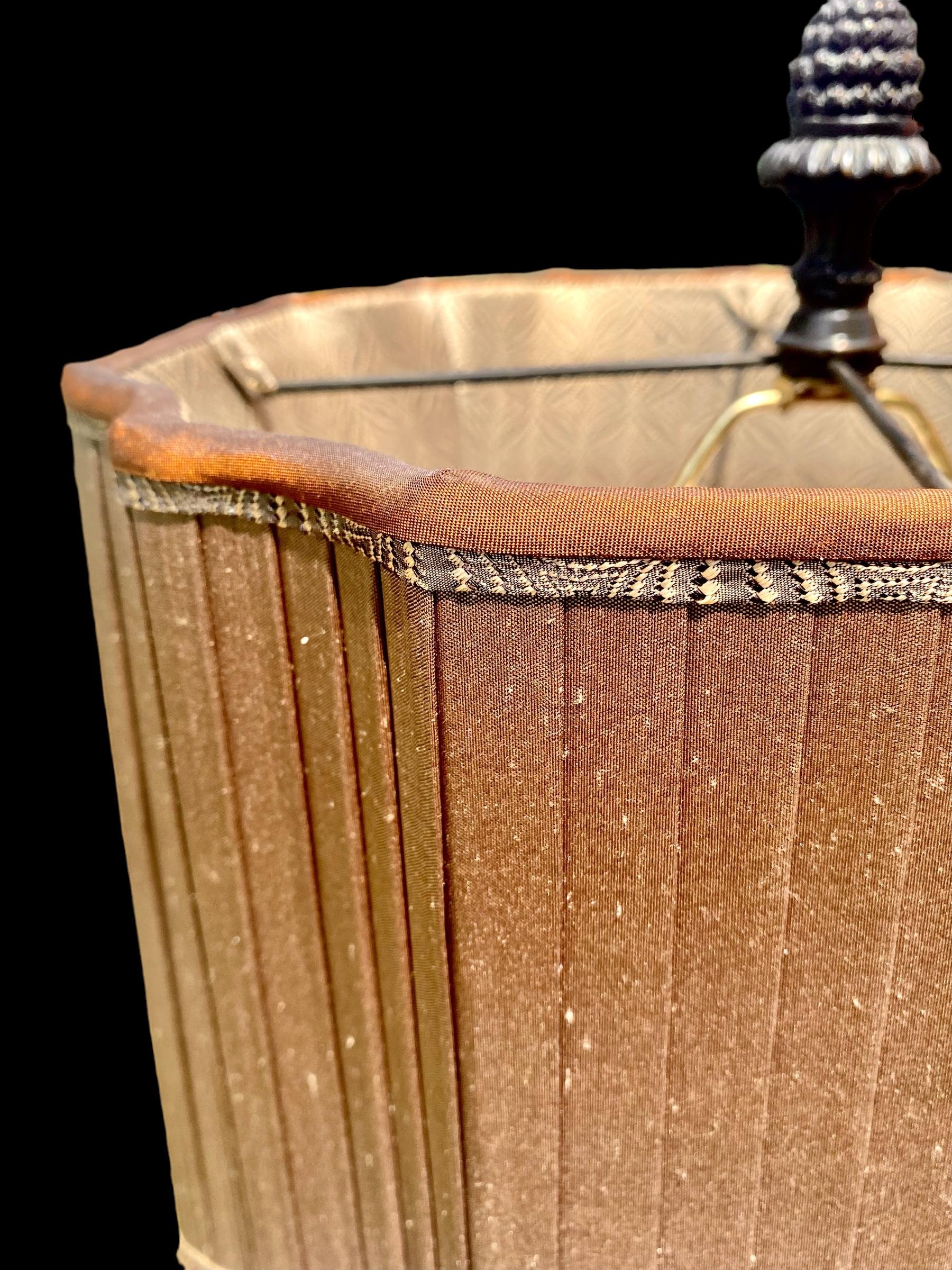 Neoclassico Lampada da tavolo Vasaform in bronzo vintage e quercia Pollard con paralume in broccato di seta in vendita