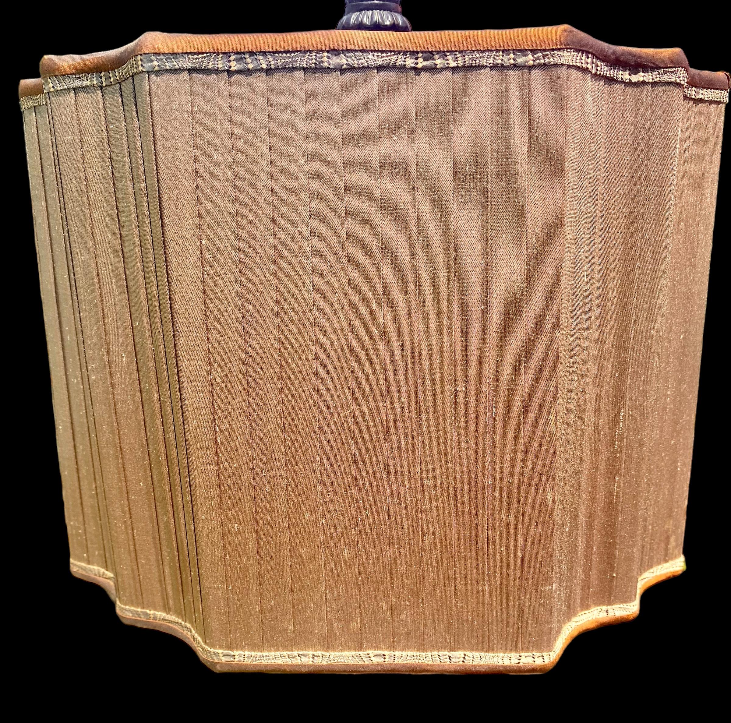 Americano Lampada da tavolo Vasaform in bronzo vintage e quercia Pollard con paralume in broccato di seta in vendita