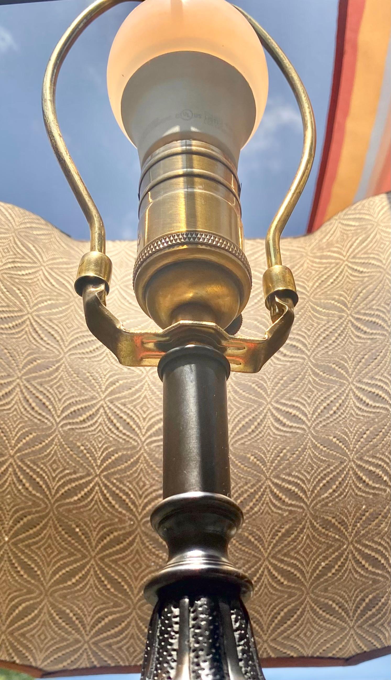 Lucidato Lampada da tavolo Vasaform in bronzo vintage e quercia Pollard con paralume in broccato di seta in vendita