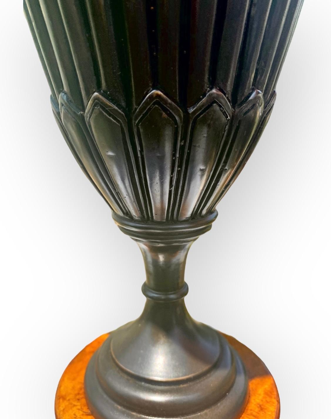 Fine XX secolo Lampada da tavolo Vasaform in bronzo vintage e quercia Pollard con paralume in broccato di seta in vendita