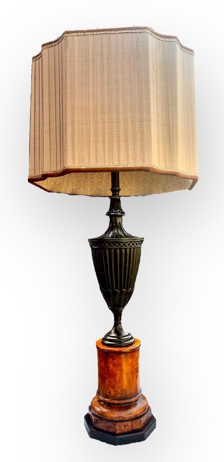 Quercia Lampada da tavolo Vasaform in bronzo vintage e quercia Pollard con paralume in broccato di seta in vendita