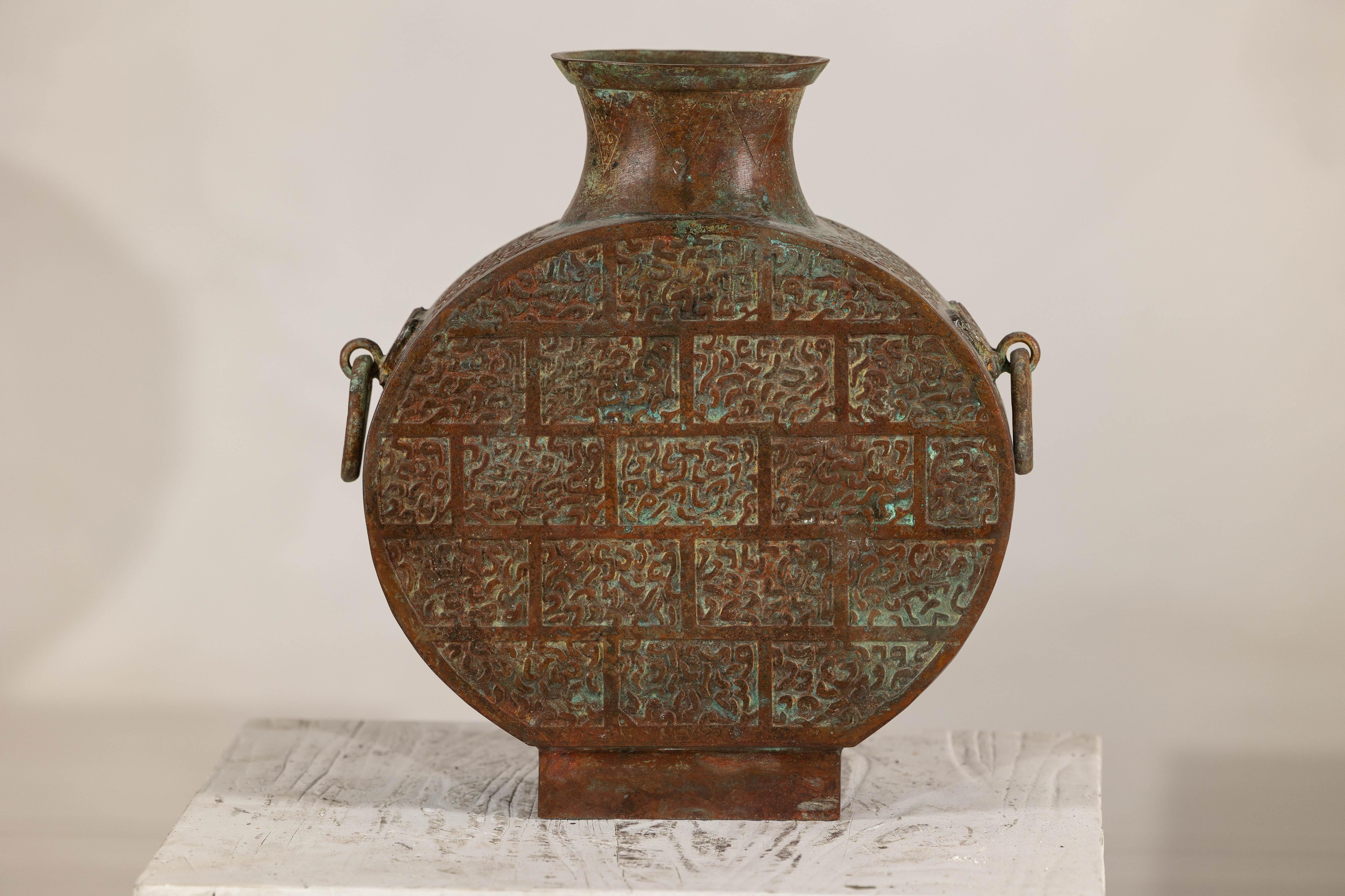 Vaso in bronzo d'epoca con motivi incisi e patina verde invecchiata, stile Han in vendita 3