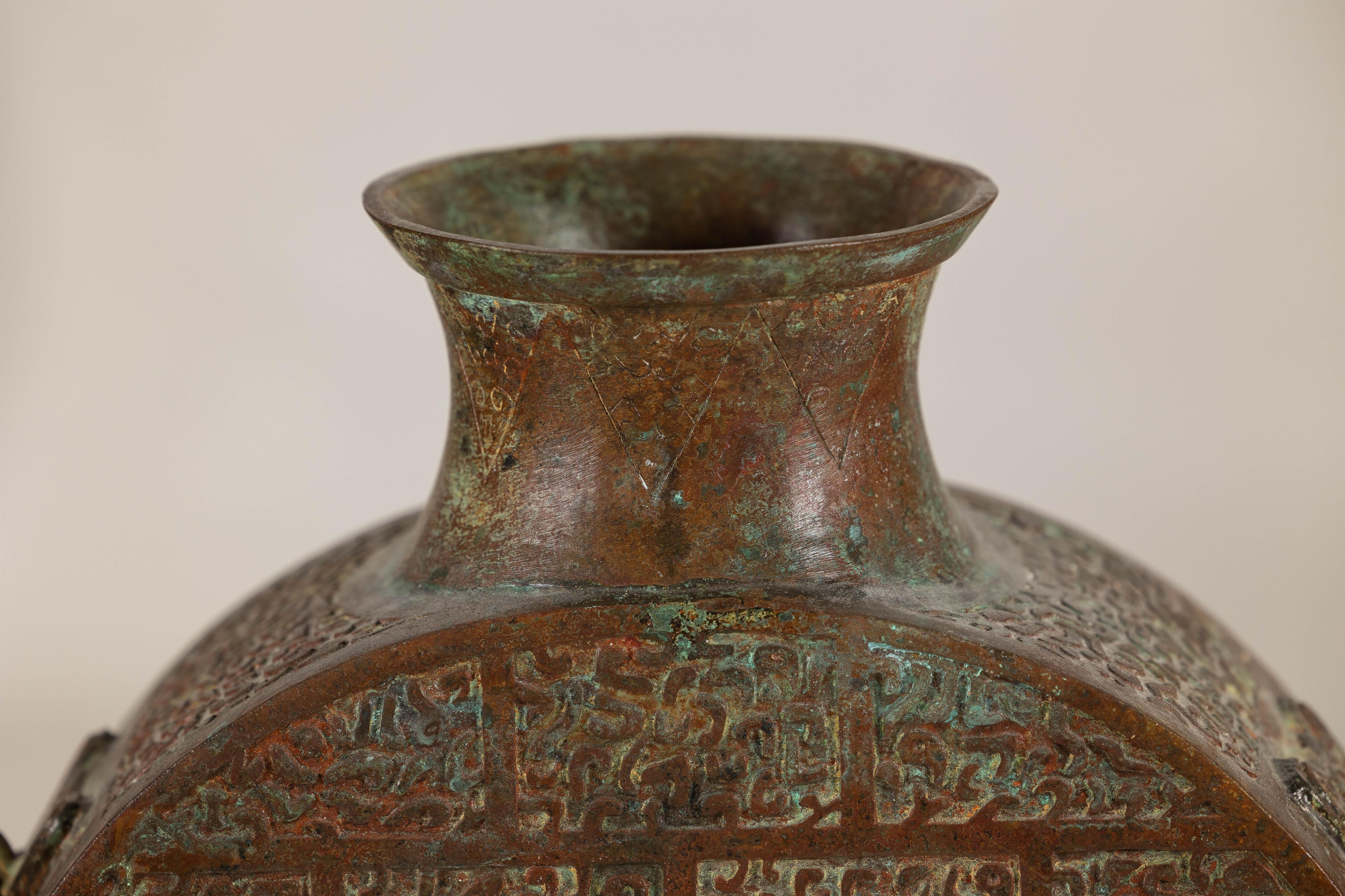 Vaso in bronzo d'epoca con motivi incisi e patina verde invecchiata, stile Han in vendita 4